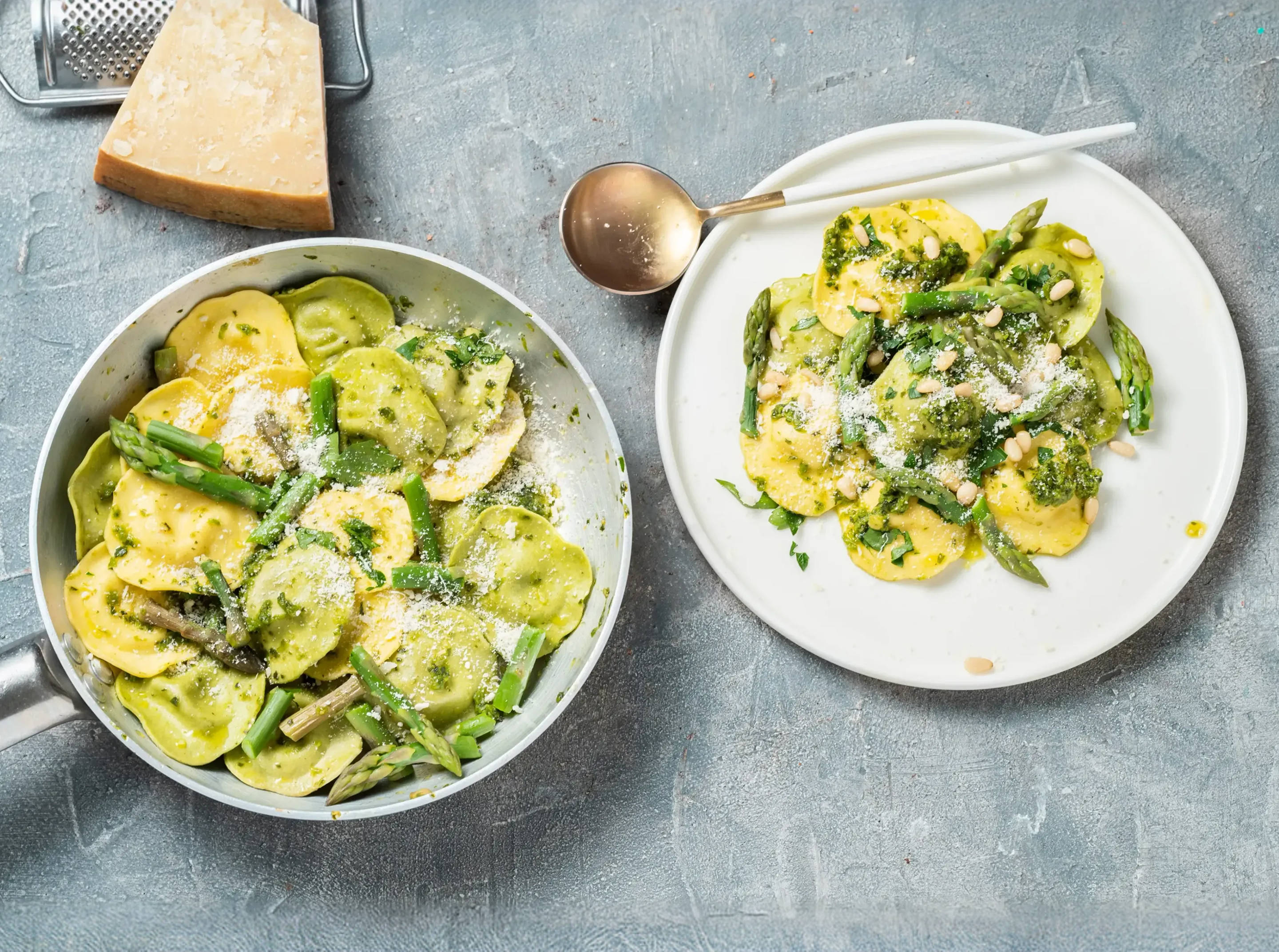 Ravioli mit Spargel und Pestosauce.