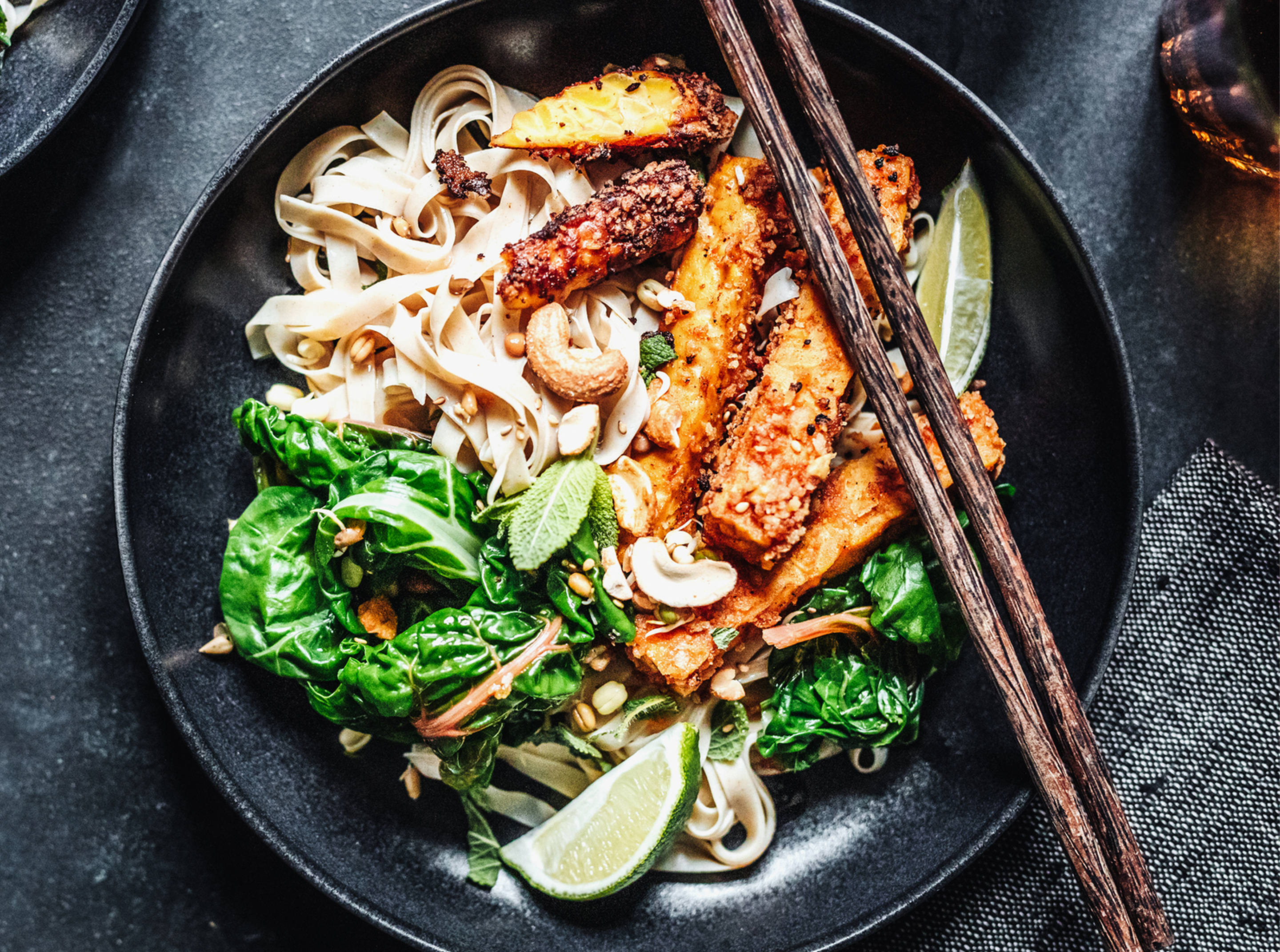 Asiatische Nudel-Bowl mit gegrilltem Tofu.