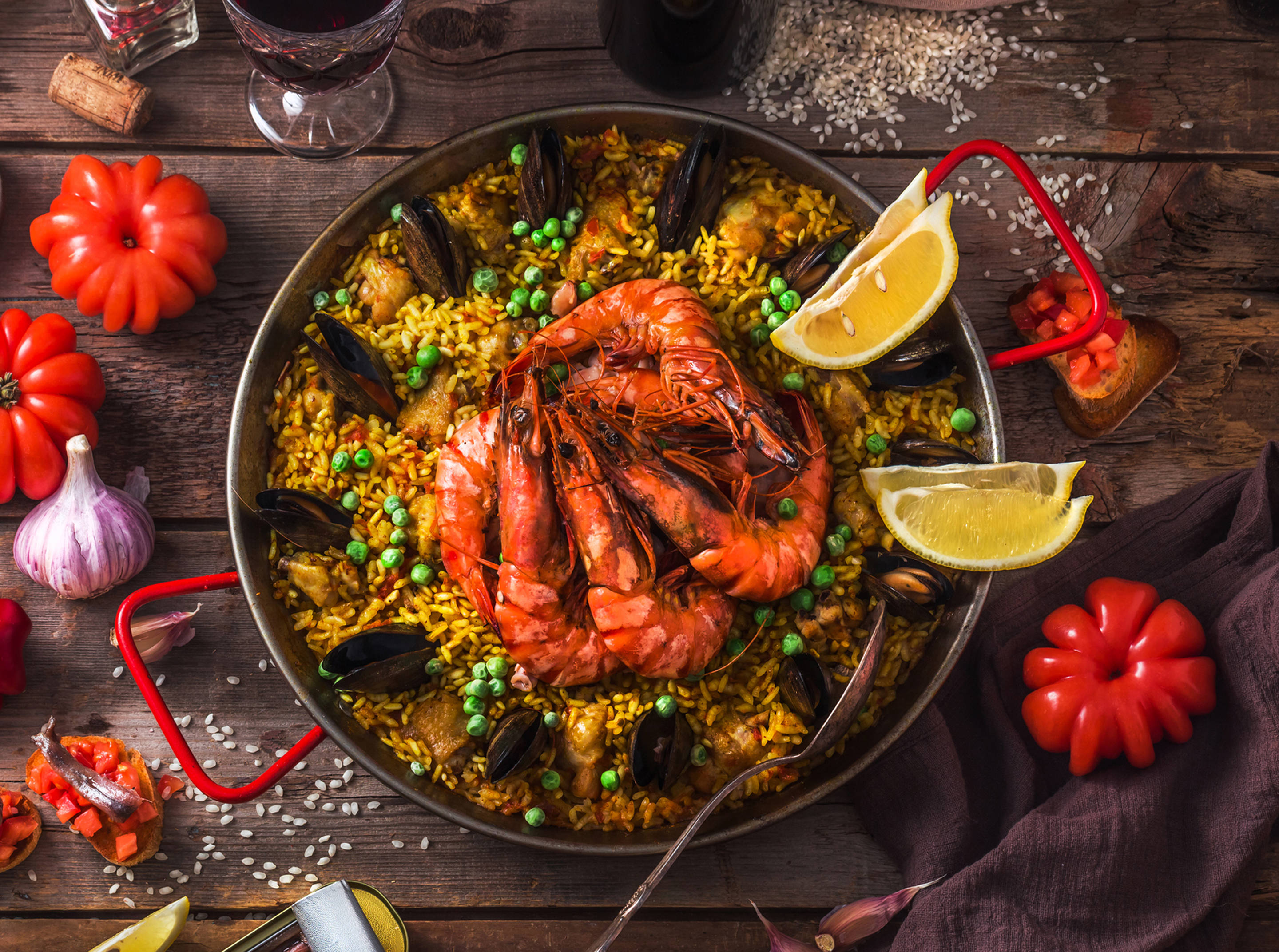 Meeresfrüchte-Paella mit Garnelen und Miesmuscheln.