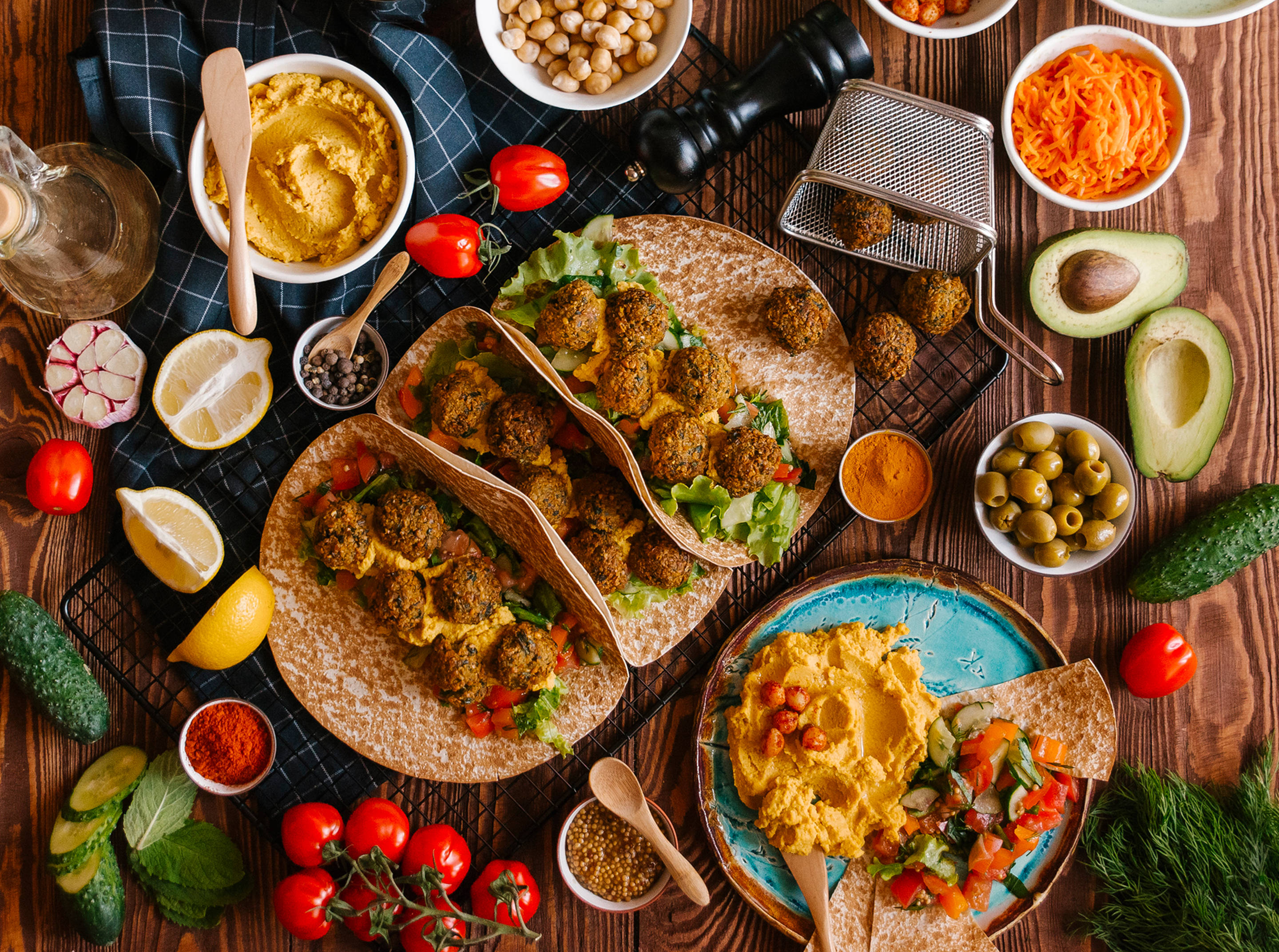 Bunte Falafel-Wraps mit Hummus und Gemüse.