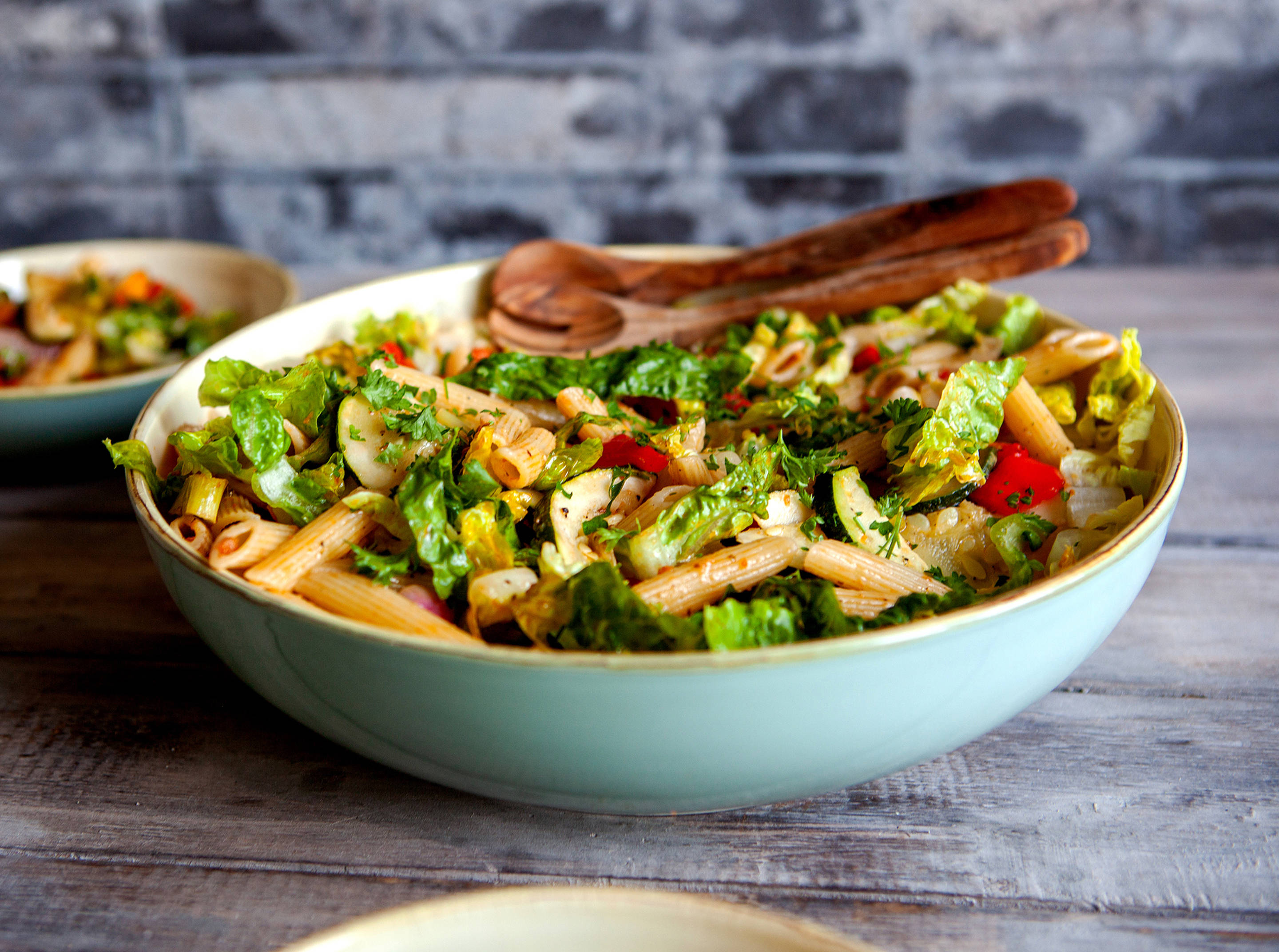 Frischer Nudelsalat mit Gemüse in einer Schale.