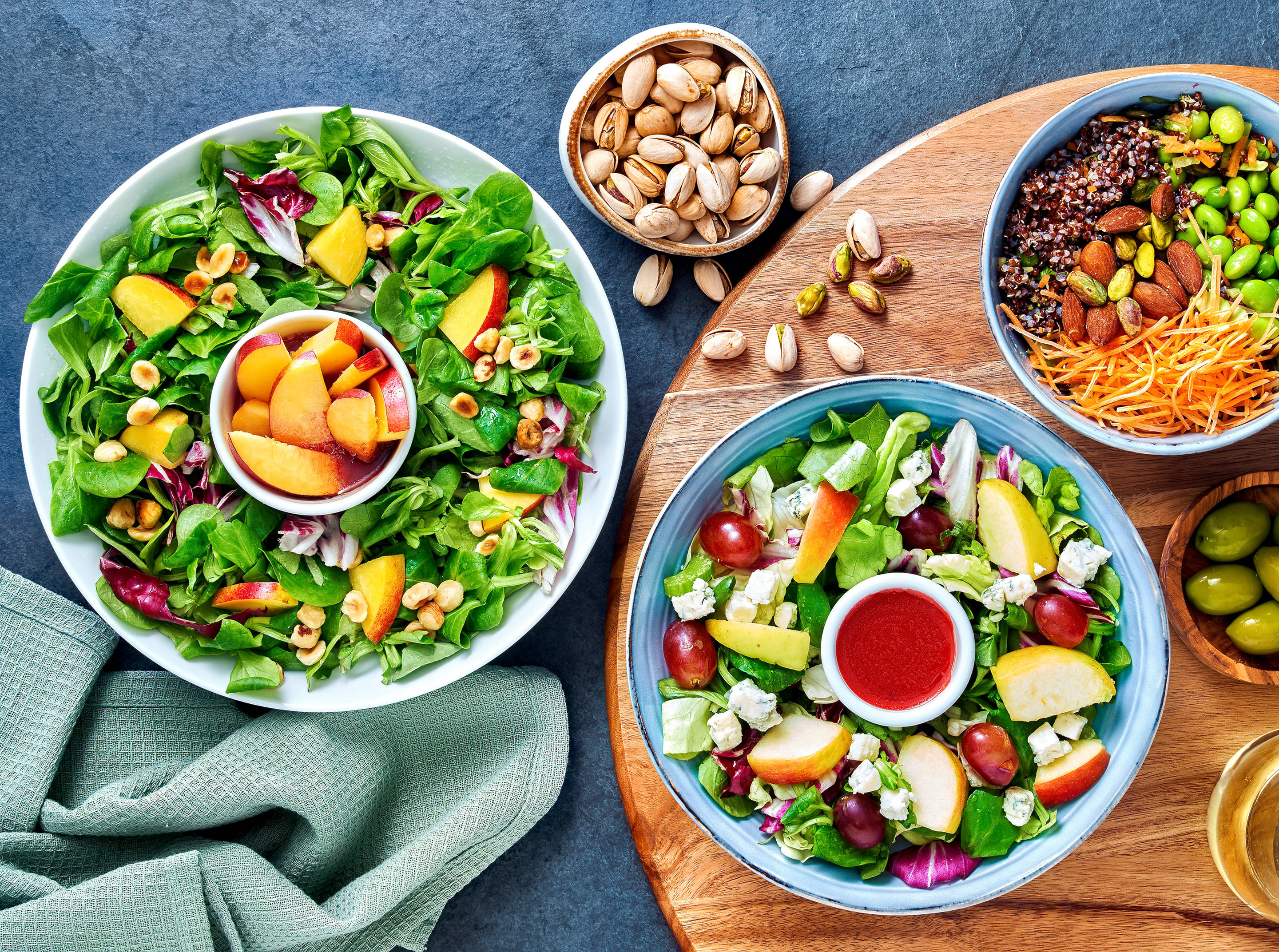 Bunte frische Salate mit Nüssen und Obst.