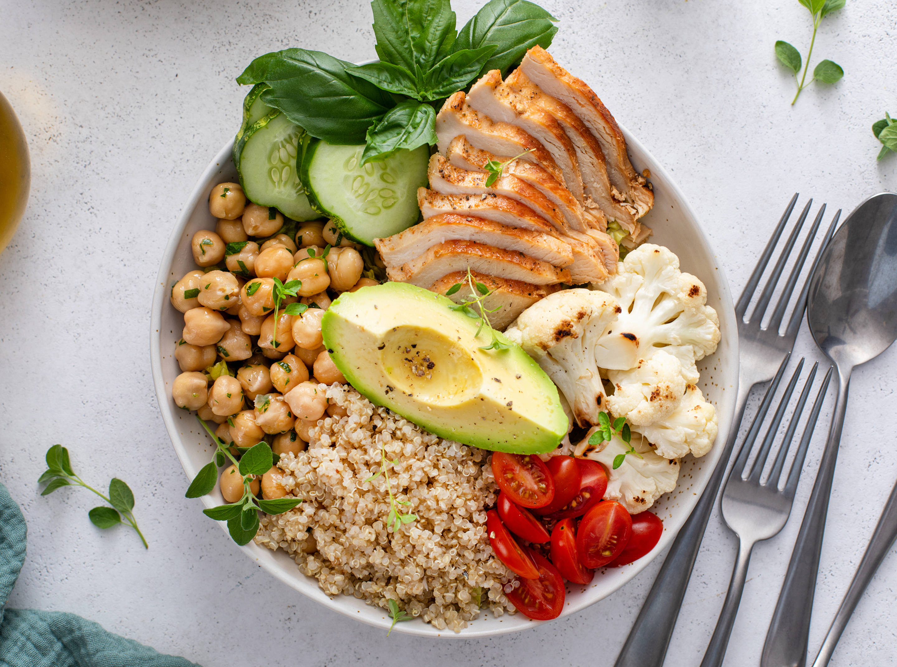 Gesunde Quinoa-Bowl mit Hähnchen und Gemüse.
