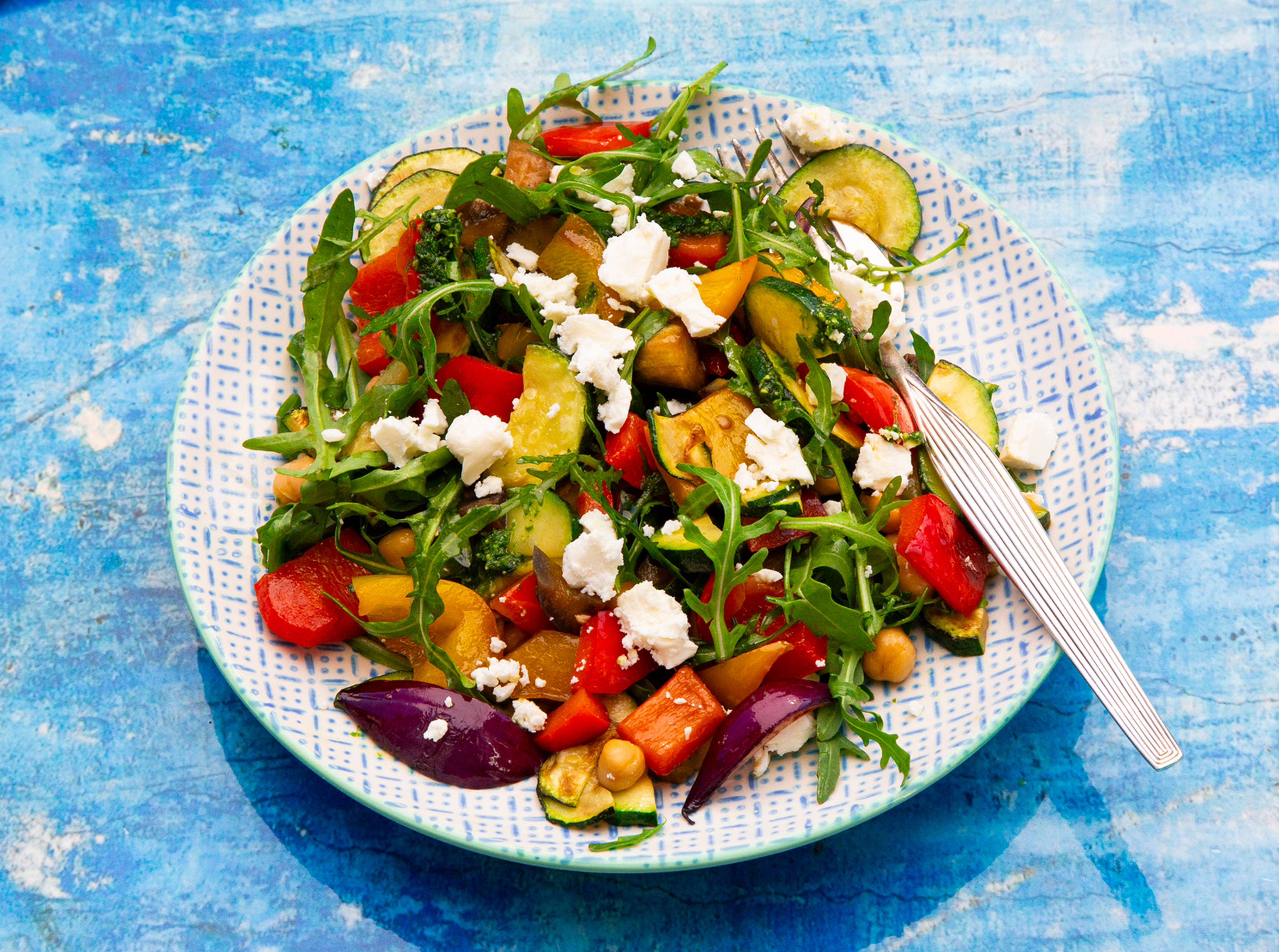 Bunter mediterraner Gemüsesalat mit Feta.