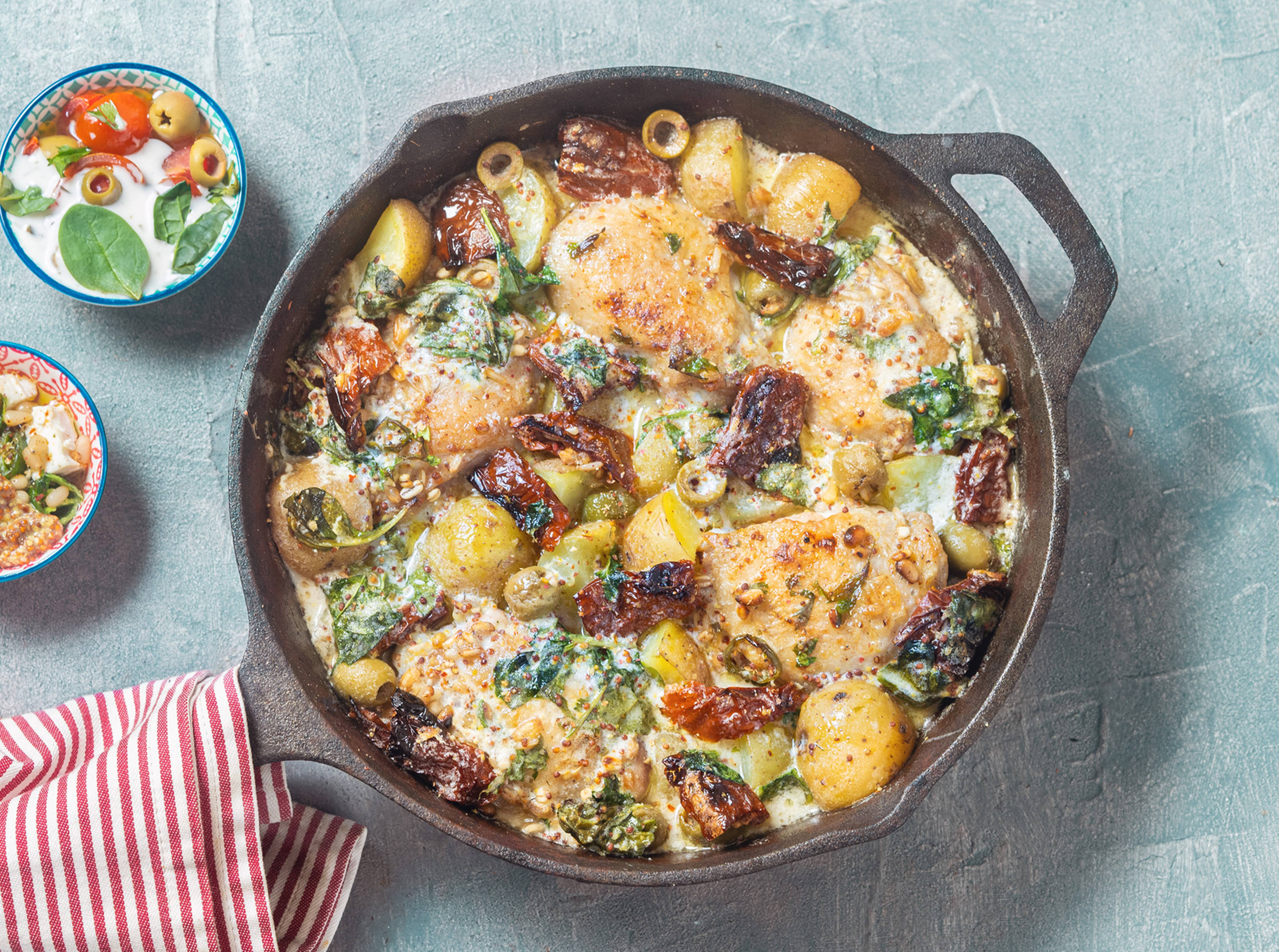 Hähnchenpfanne mit Kartoffeln und Oliven.
