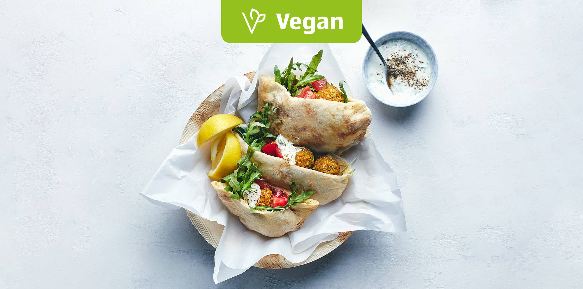 Fladenbrot mit Falafel.