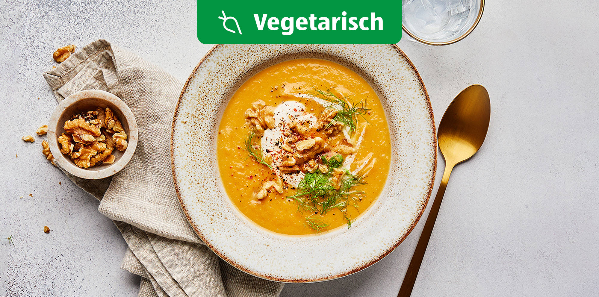 Süßkartoffel-Fenchel-Suppe mit der Kokos-Walnuss-Creme.