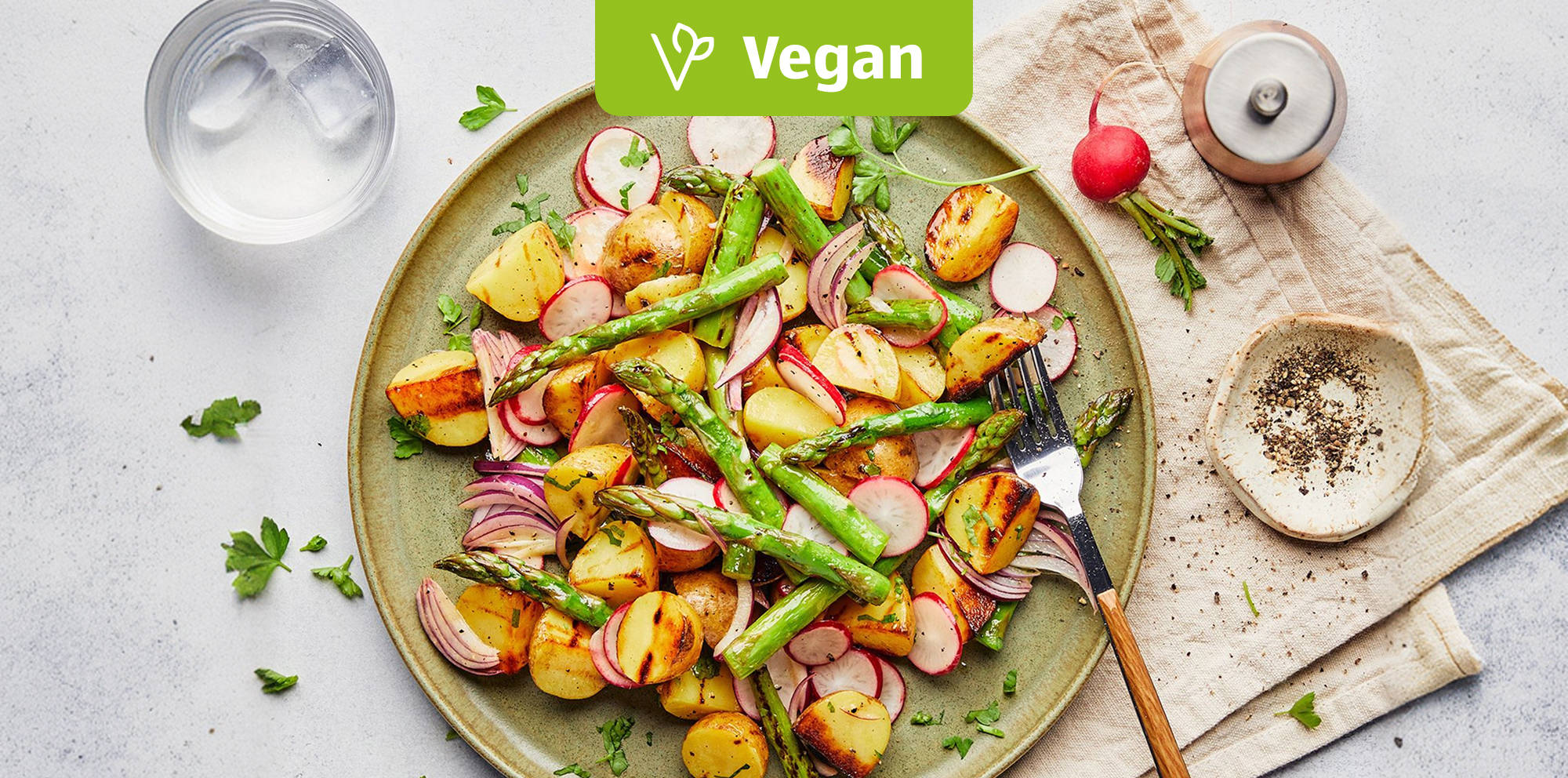 Gegrillter Kartoffelsalat mit Spargel.