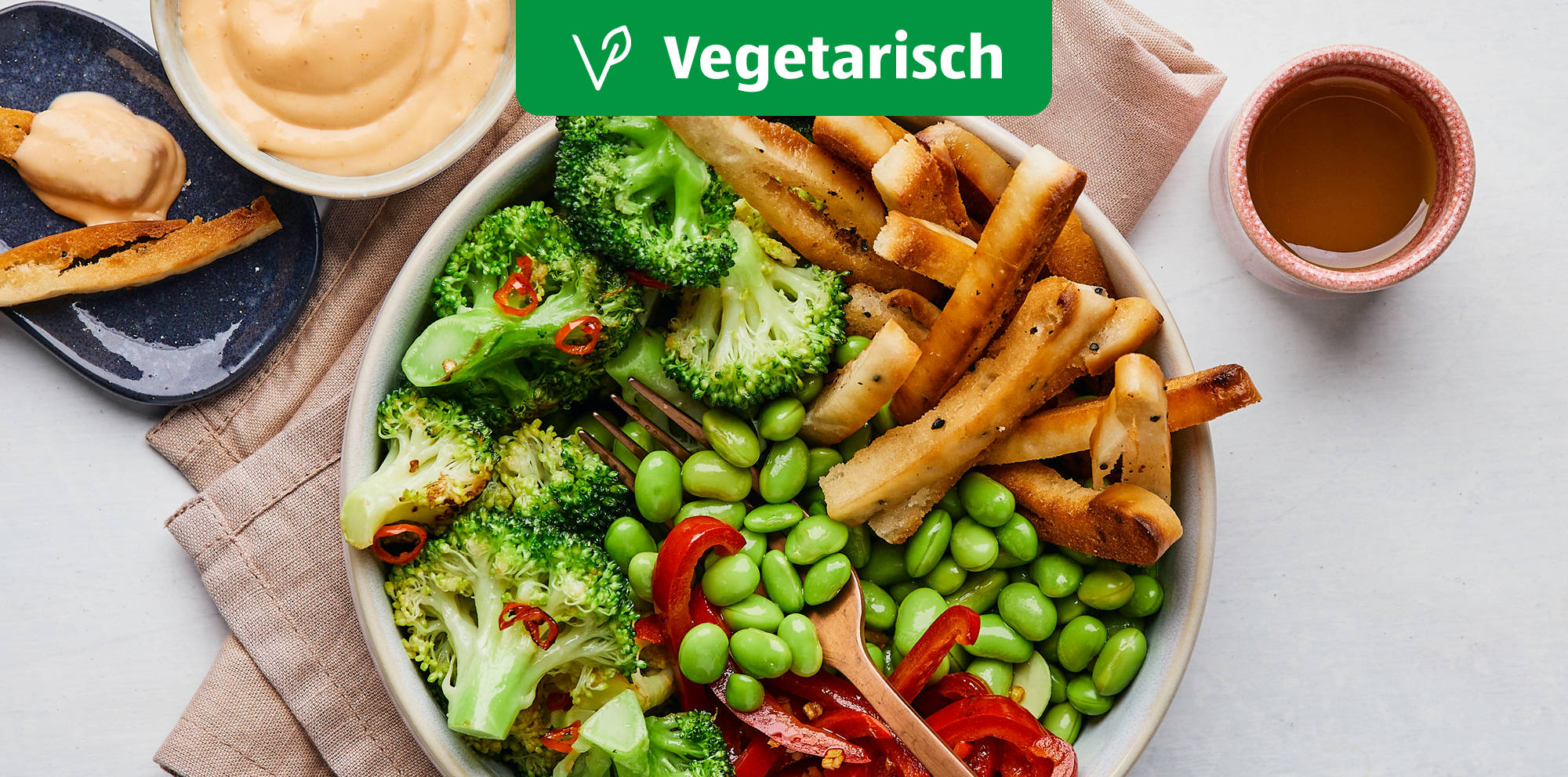 Asia-Bowl mit buntem Gemüse und Naan-Pommes.