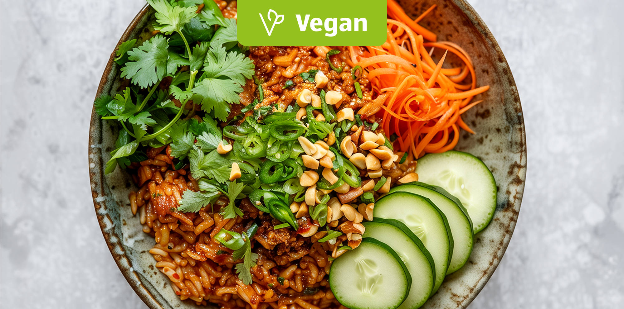 Bunte vegane Reisschüssel mit Gemüse.