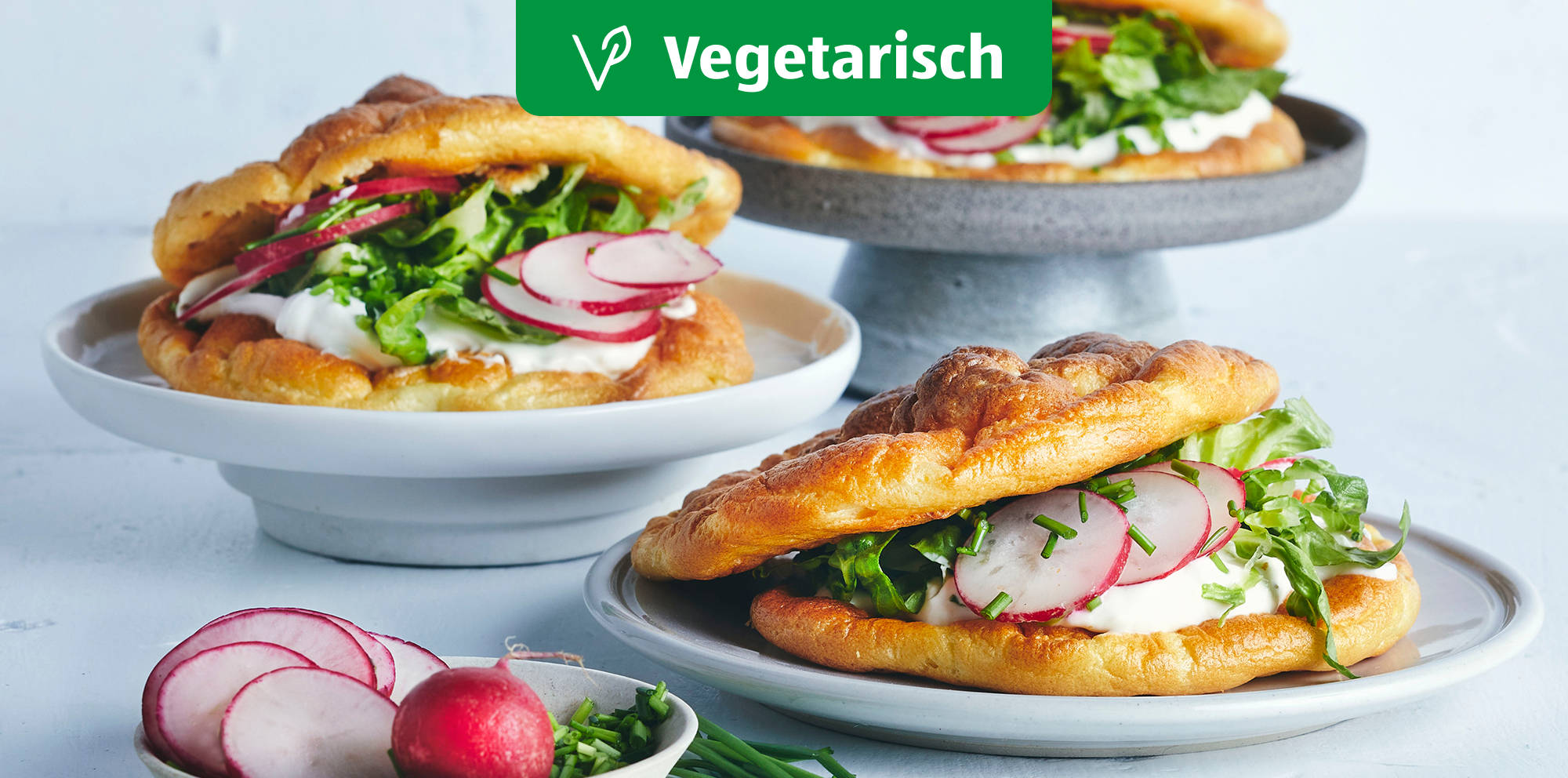 Frische vegetarische Sandwiches mit Radieschen und Grünzeug.