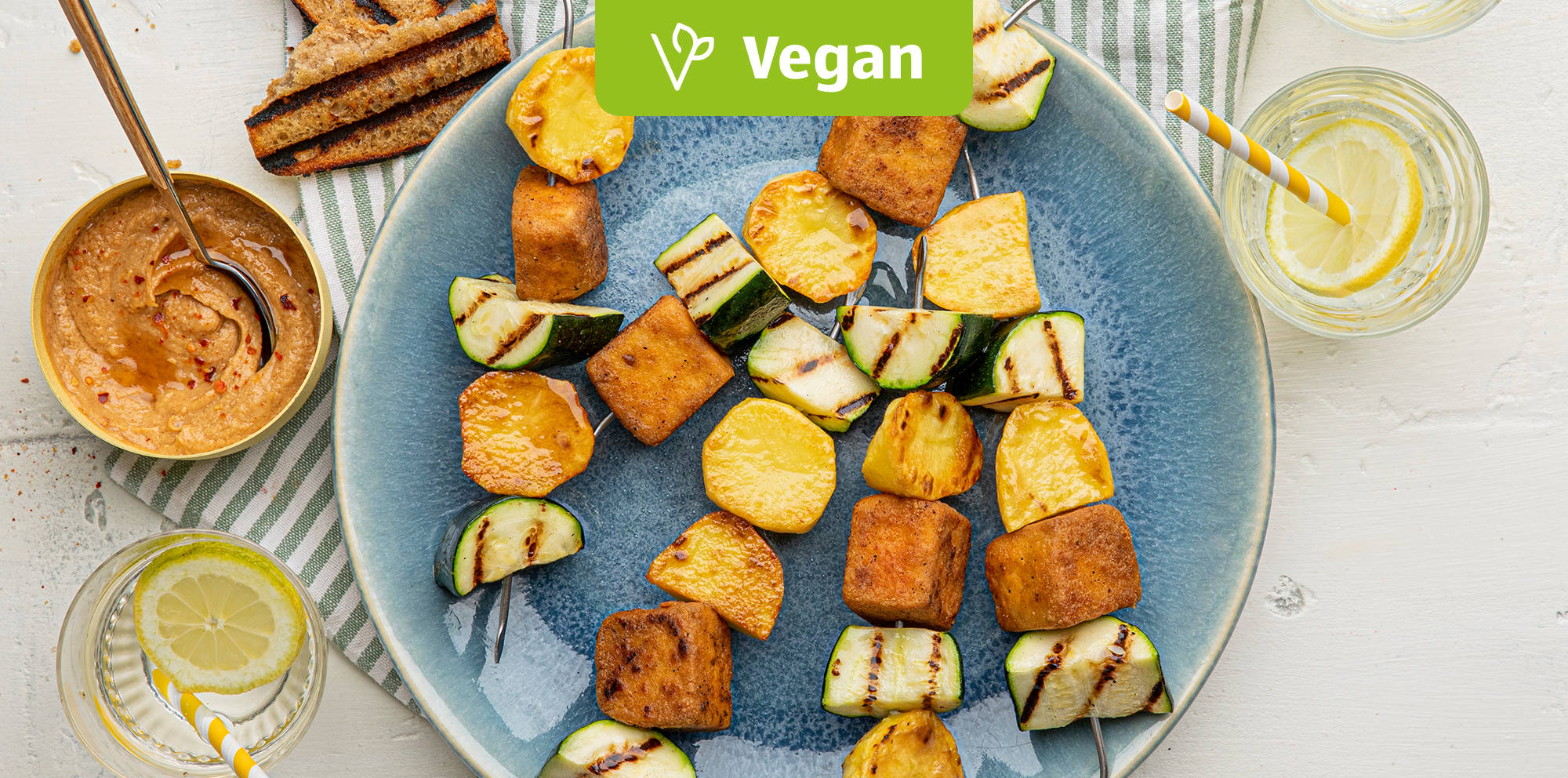 Bunter veganer Grillgemüse- und Tofu-Teller.