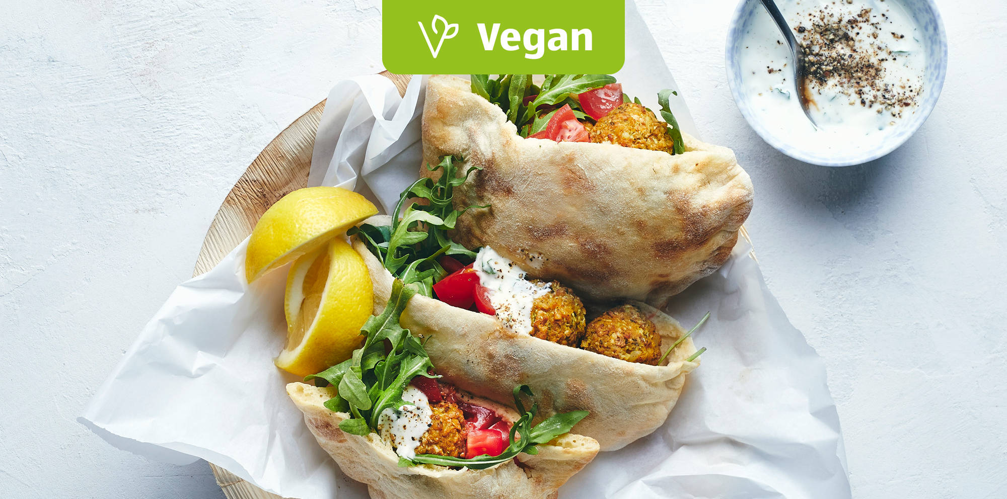 Frische vegane Falafel-Pita-Sandwiches mit Sauce.