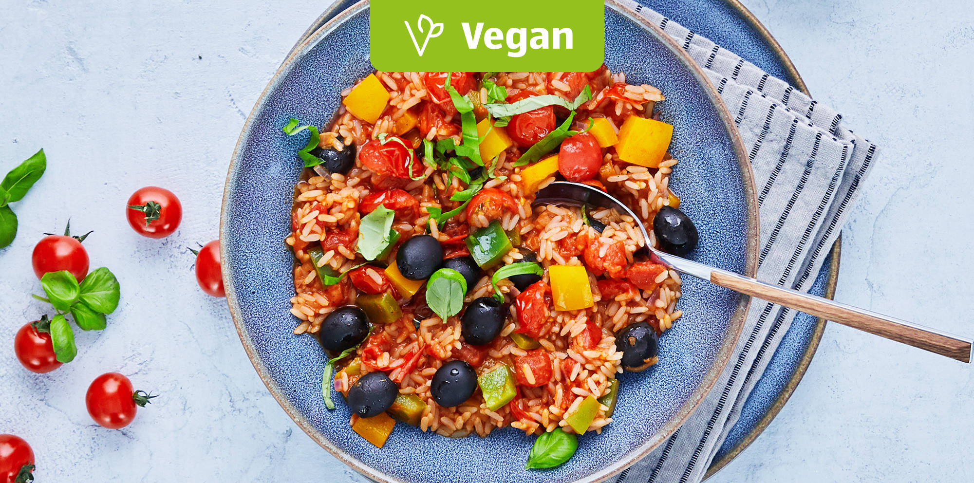 Buntes veganes Reisgericht mit Gemüse.