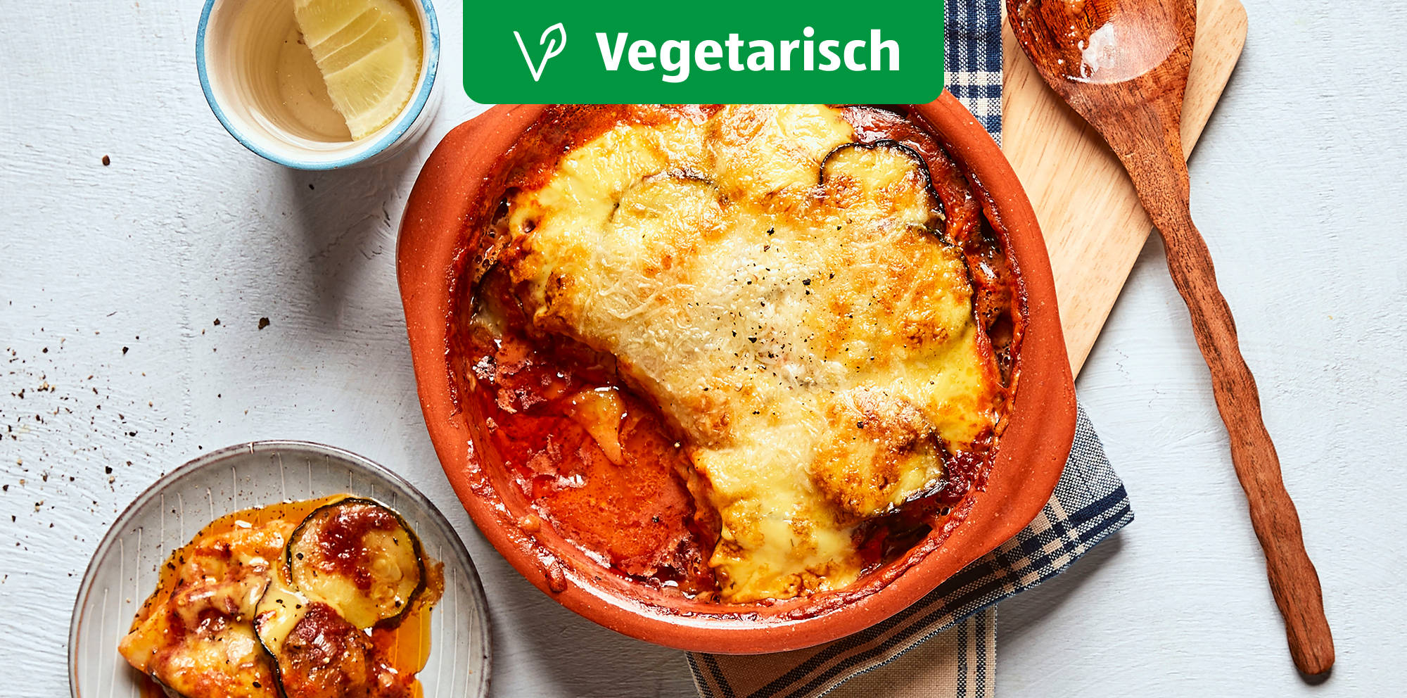Überbackener vegetarischer Auflauf mit Käse.