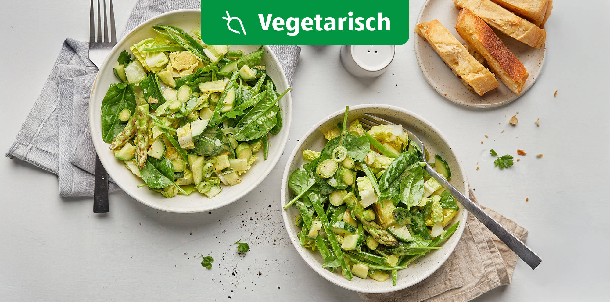 Irischer Salat mit Senfdressing und Knoblauchbaguette.