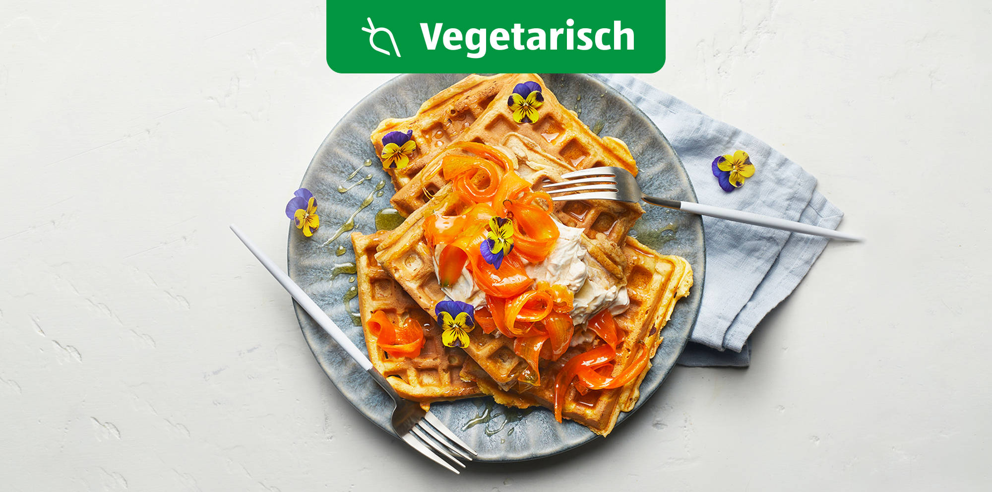 Möhrenwaffeln mit Buttermilch und karamellisierten Möhrenstreifen.