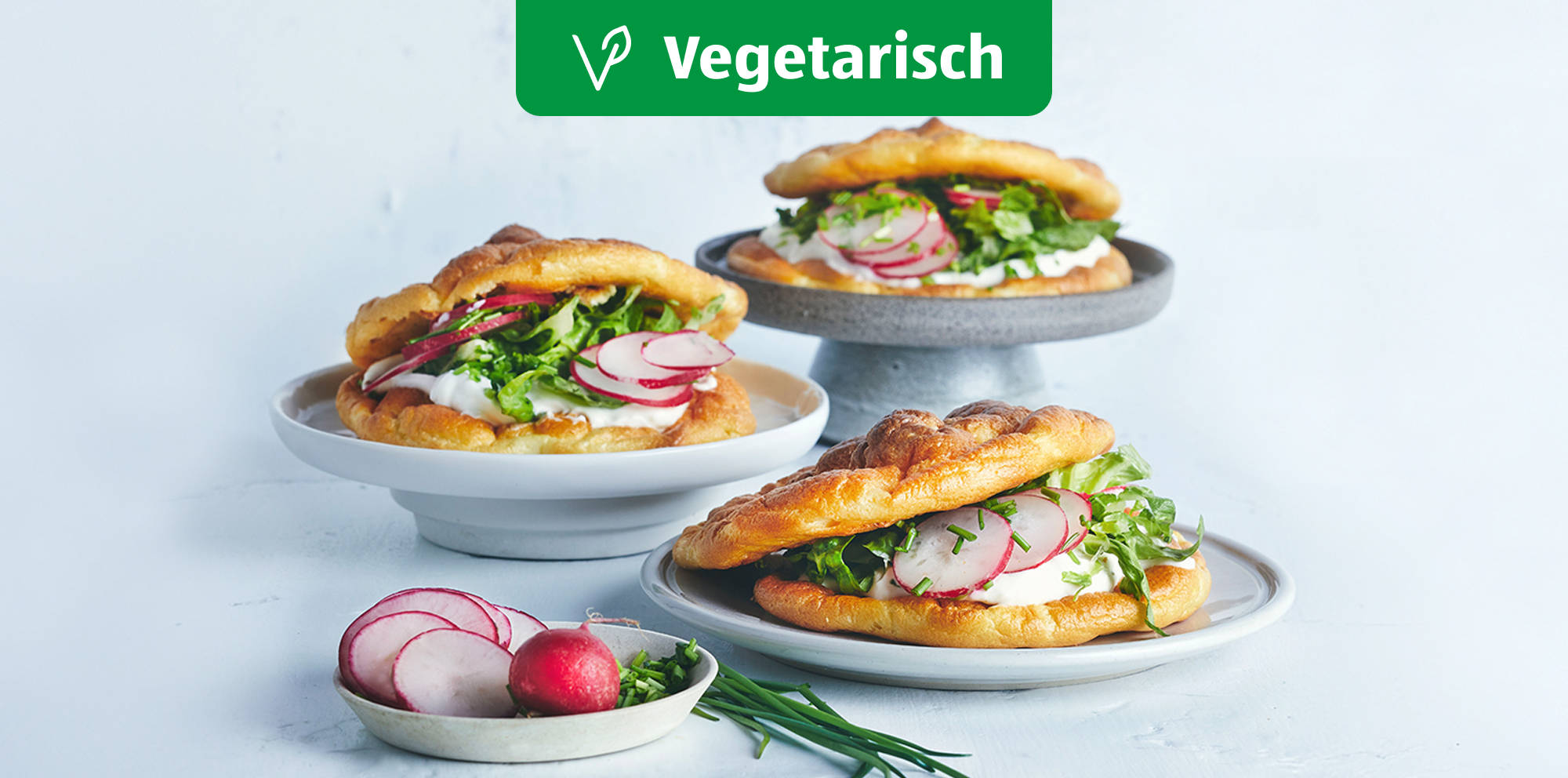 Frühlings-Cloudbread mit Salat und Kräuterquark.