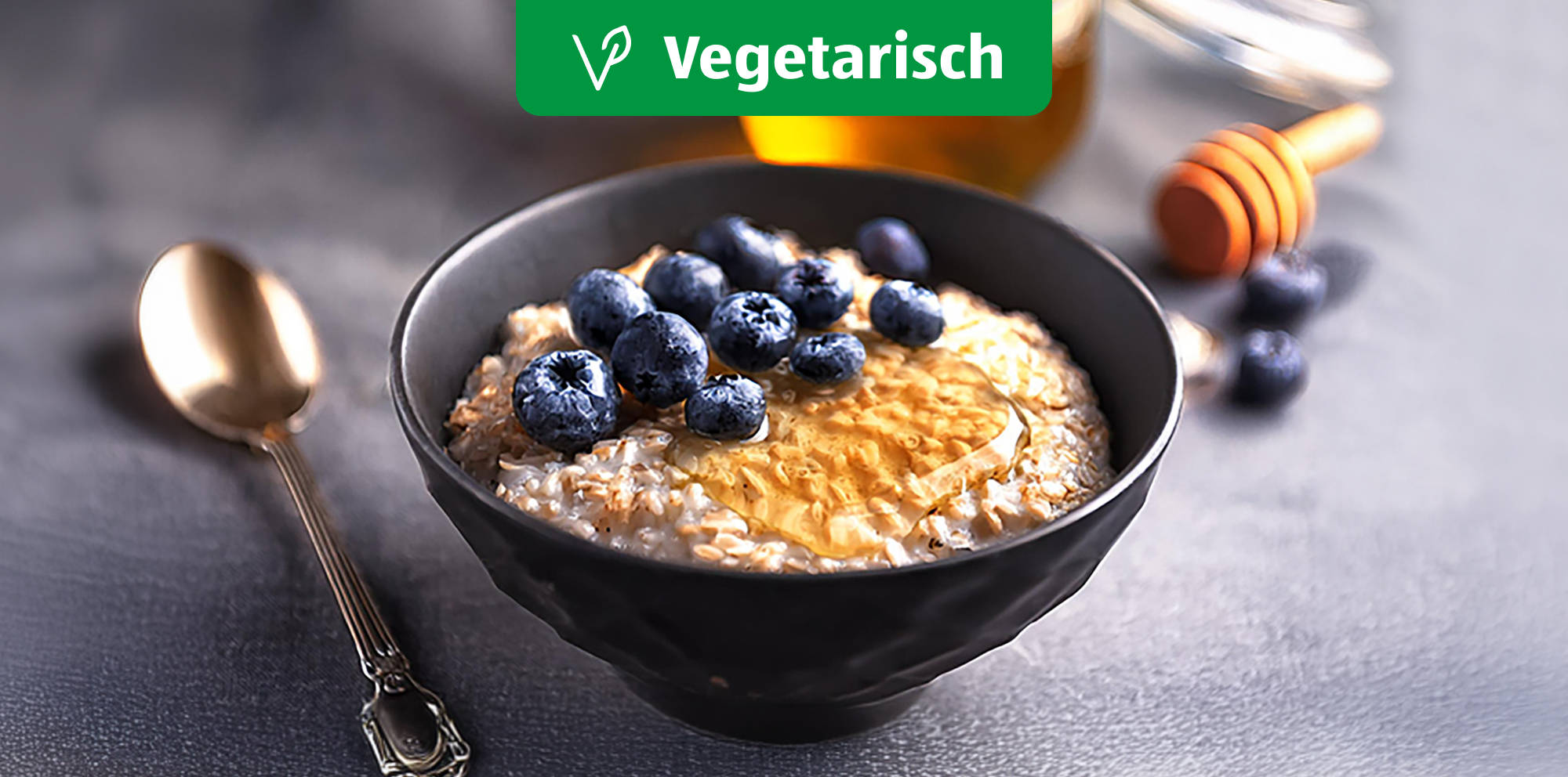 Overnight Oats mit Beeren und einem Hauch von Honig.