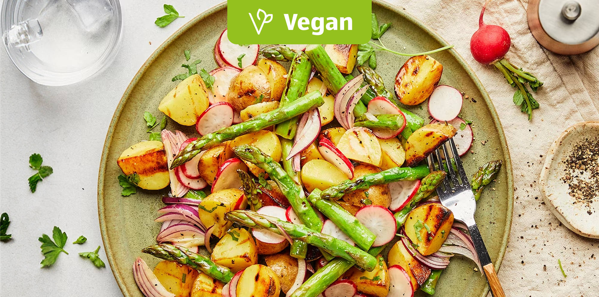 Veganer gerösteter Gemüsesalat mit Spargel und Radieschen.