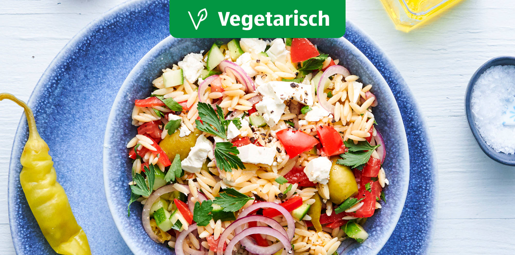 Vegetarischer griechischer Salat mit Feta und Orzo-Nudeln.