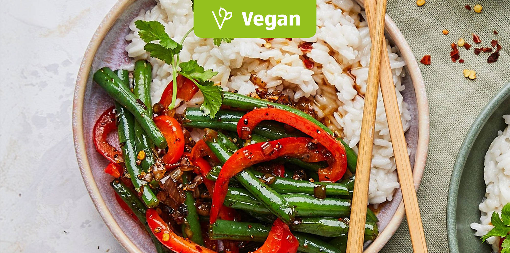 Bunte vegane Gemüsepfanne mit Reis in einer Schüssel.