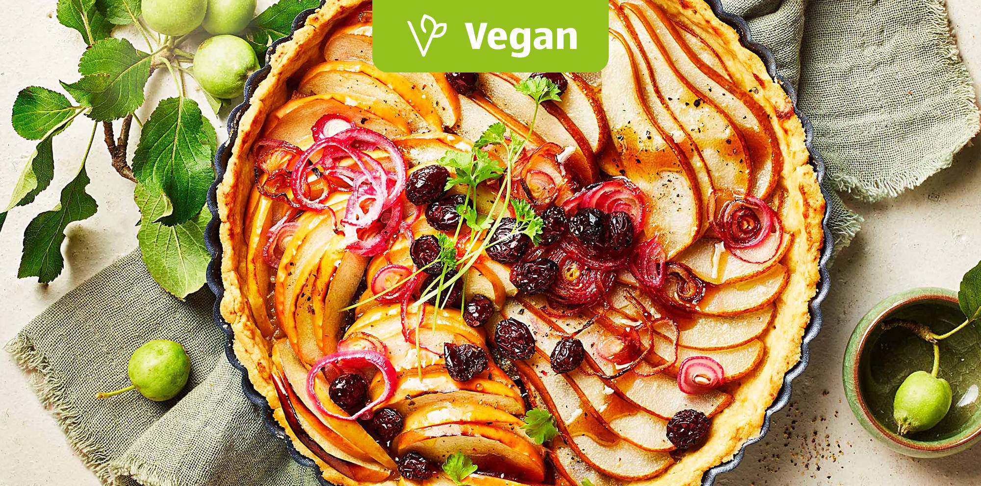 Rustikale vegane Fruchttarte mit Karamellsoße.