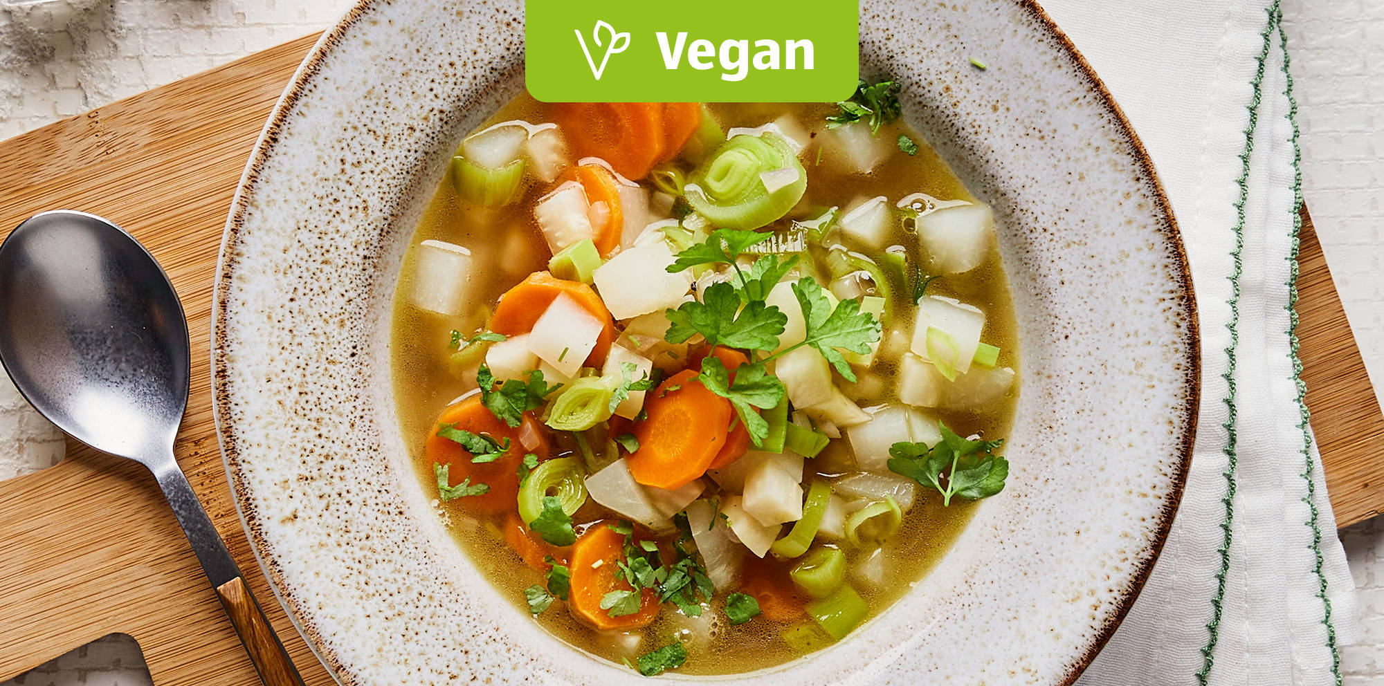 Herzhafte vegane Gemüsesuppe in einer Schüssel.