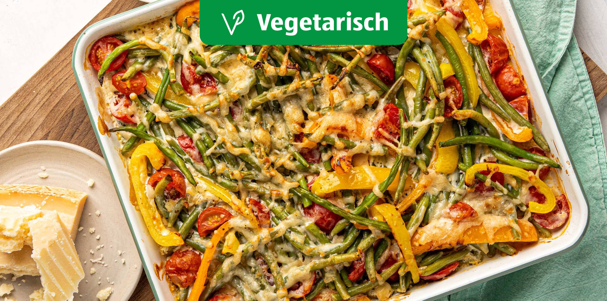 Bunter vegetarischer Gemüseauflauf mit Käse.