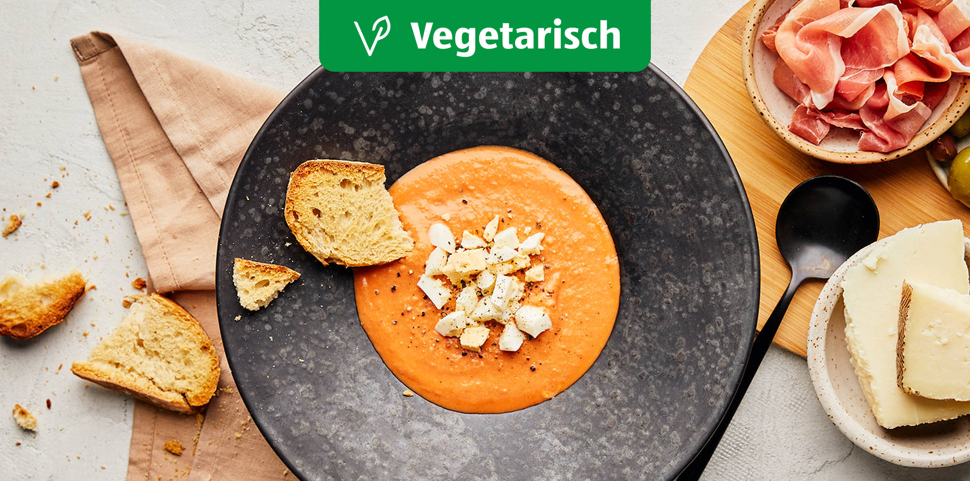 Cremige vegetarische Suppe mit knusprigem Brot.