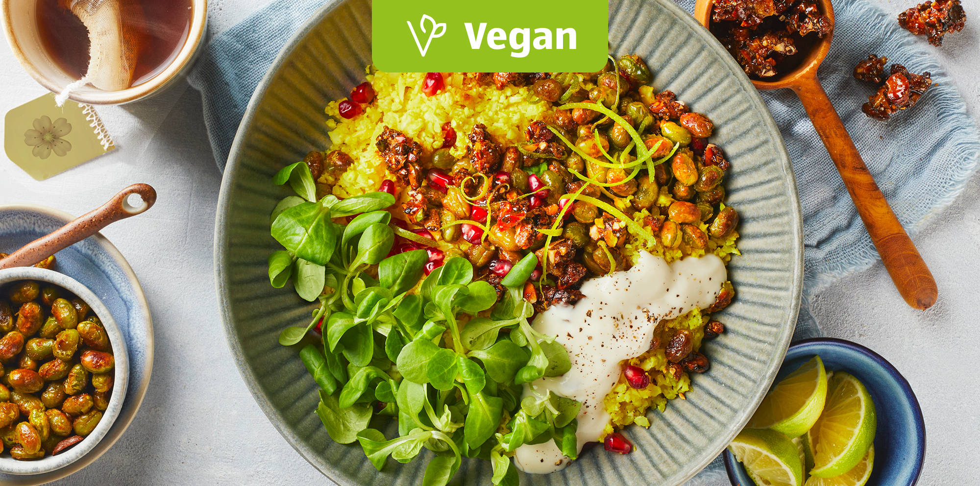 Bunte vegane Getreide-Bowl mit Toppings.