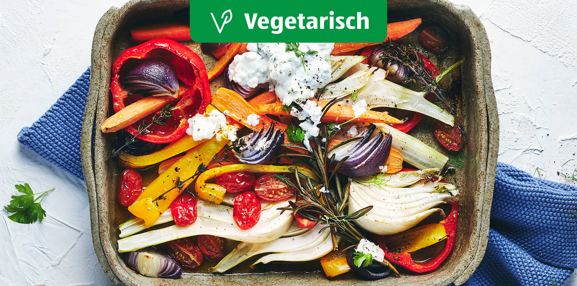 Buntes Ofengemüse auf einem Blech.