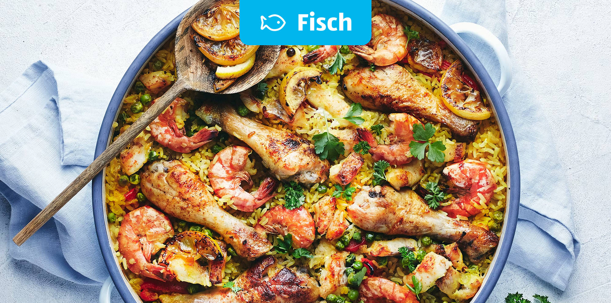 Paella mit Garnelen und Hähnchen.