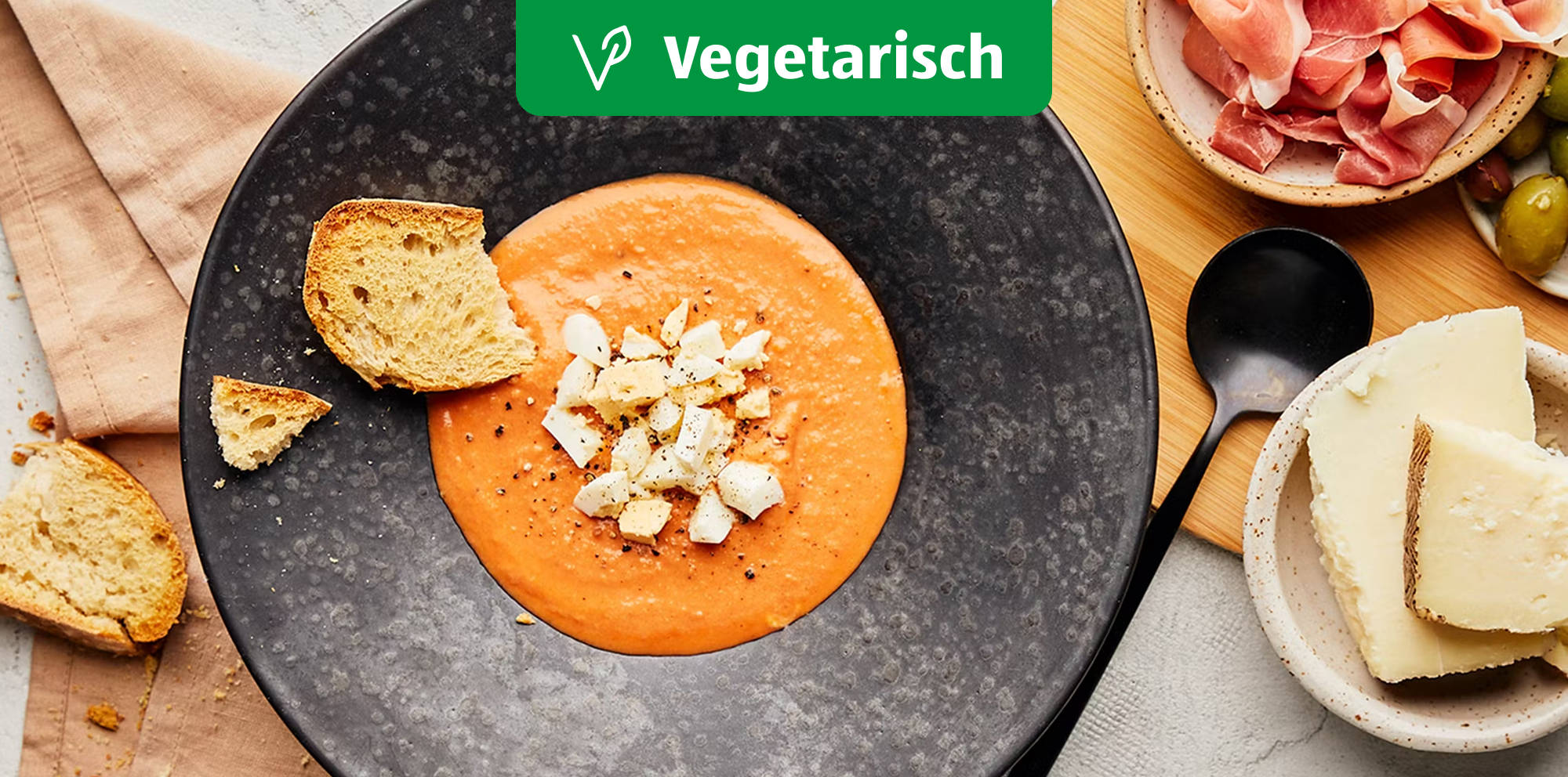 Kalte Tomatensuppe mit Brot.