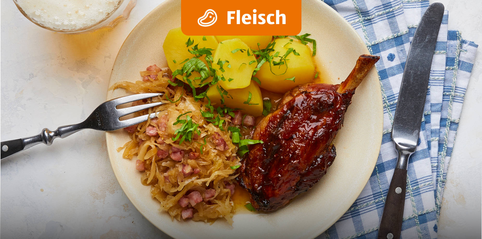 Gebratenes Fleisch mit Kartoffeln und Sauerkraut.