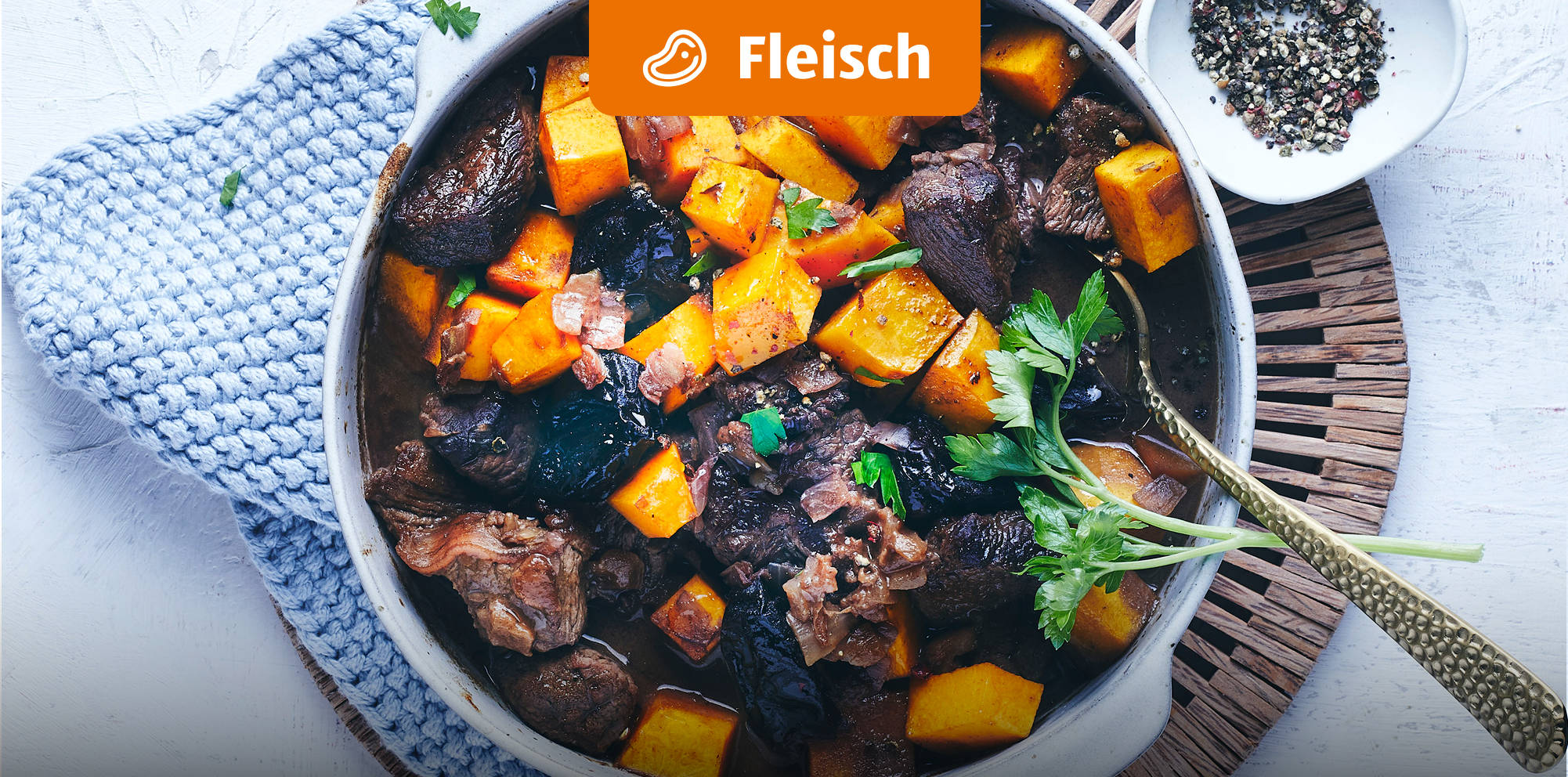 Ofengulasch mit Butternut-Kürbis und Softpflaumen.