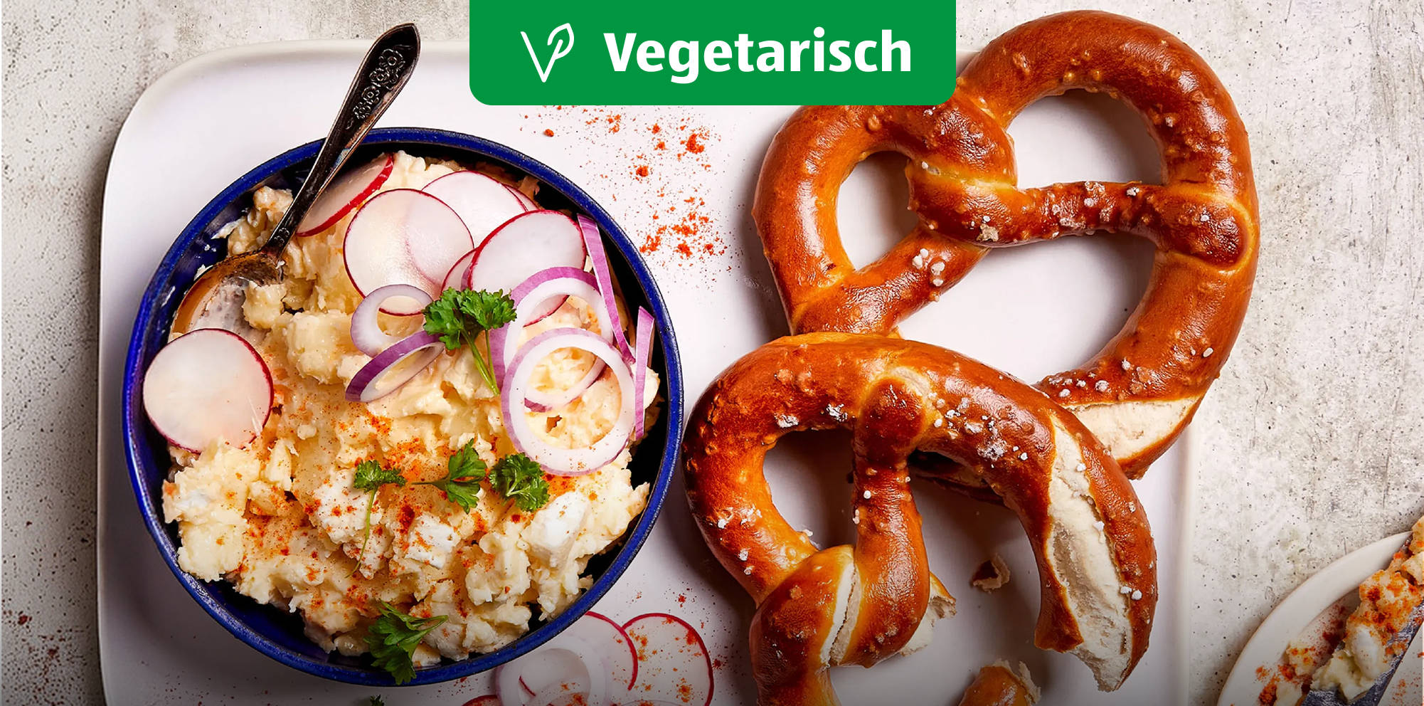 Vegetarischer bayerischer Kartoffelsalat mit Brezeln.