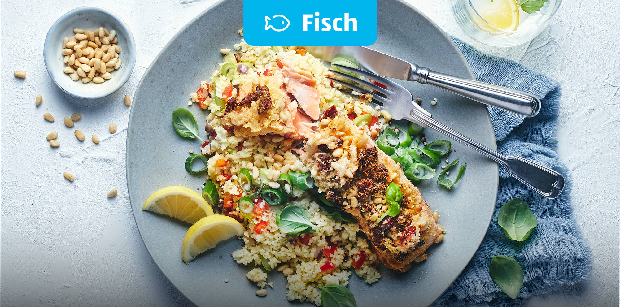 Lachsfilet mit Pinienkern-Parmesan-Kruste.