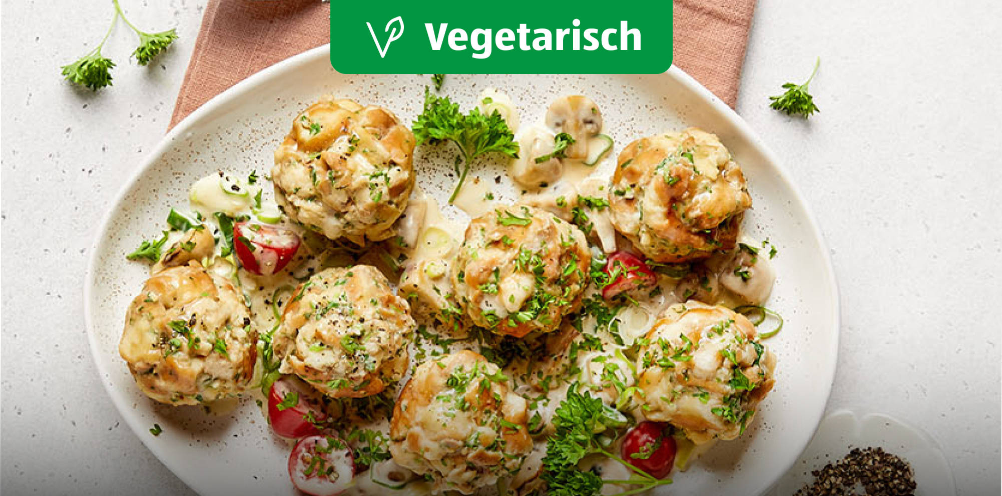 Vegetarische Knödel mit cremiger Kräutersoße.