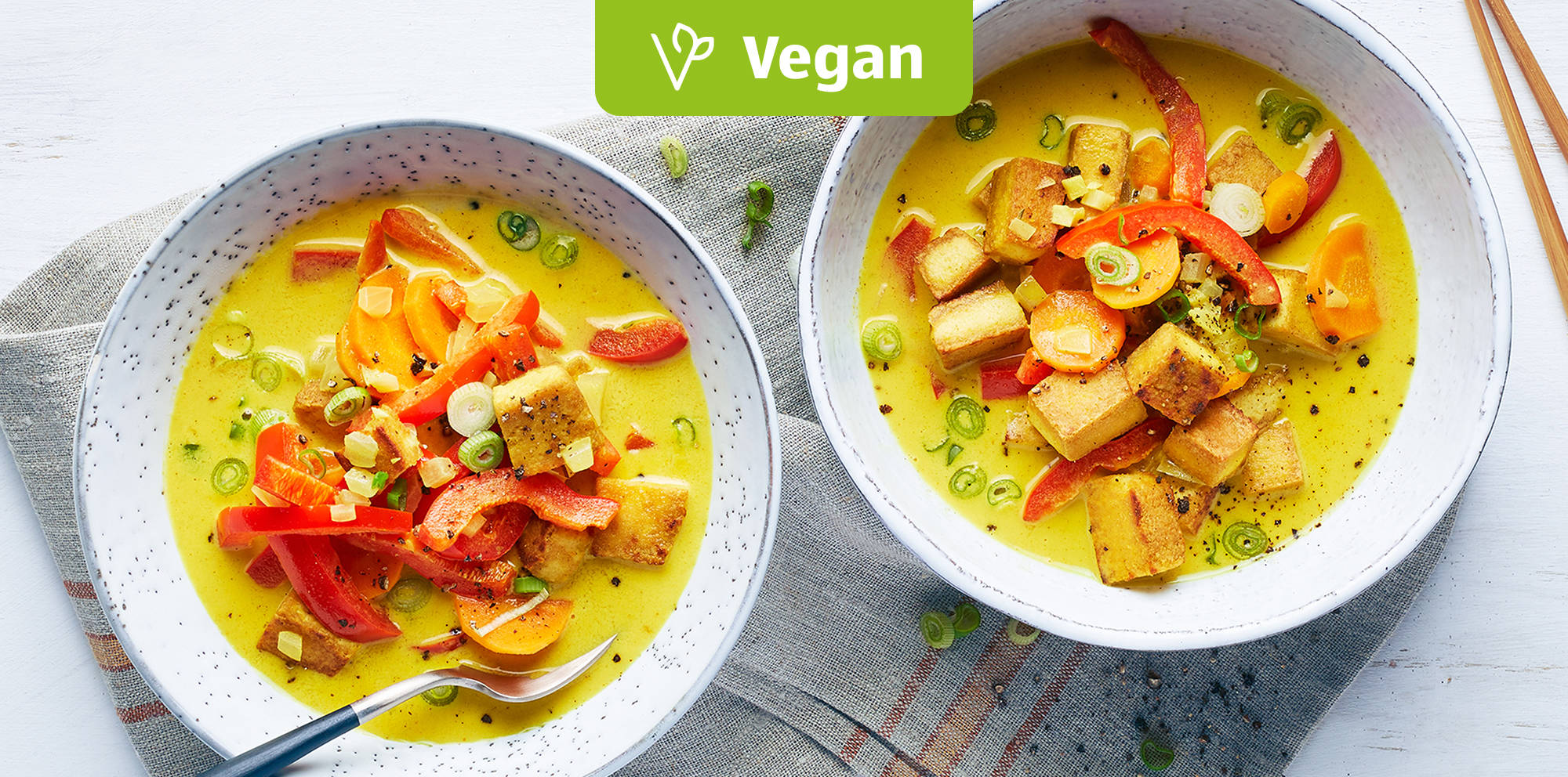 Gelbes Tofu-Curry mit Möhren und Paprika
