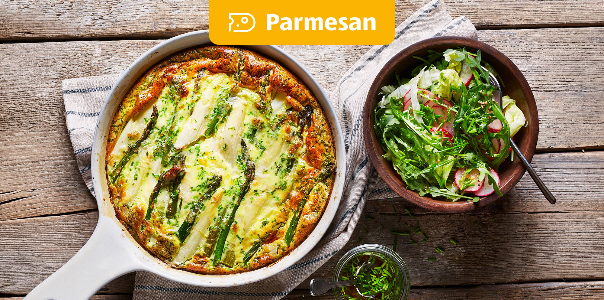 Spargelomelette aus dem Ofen mit Frühlingssalat.