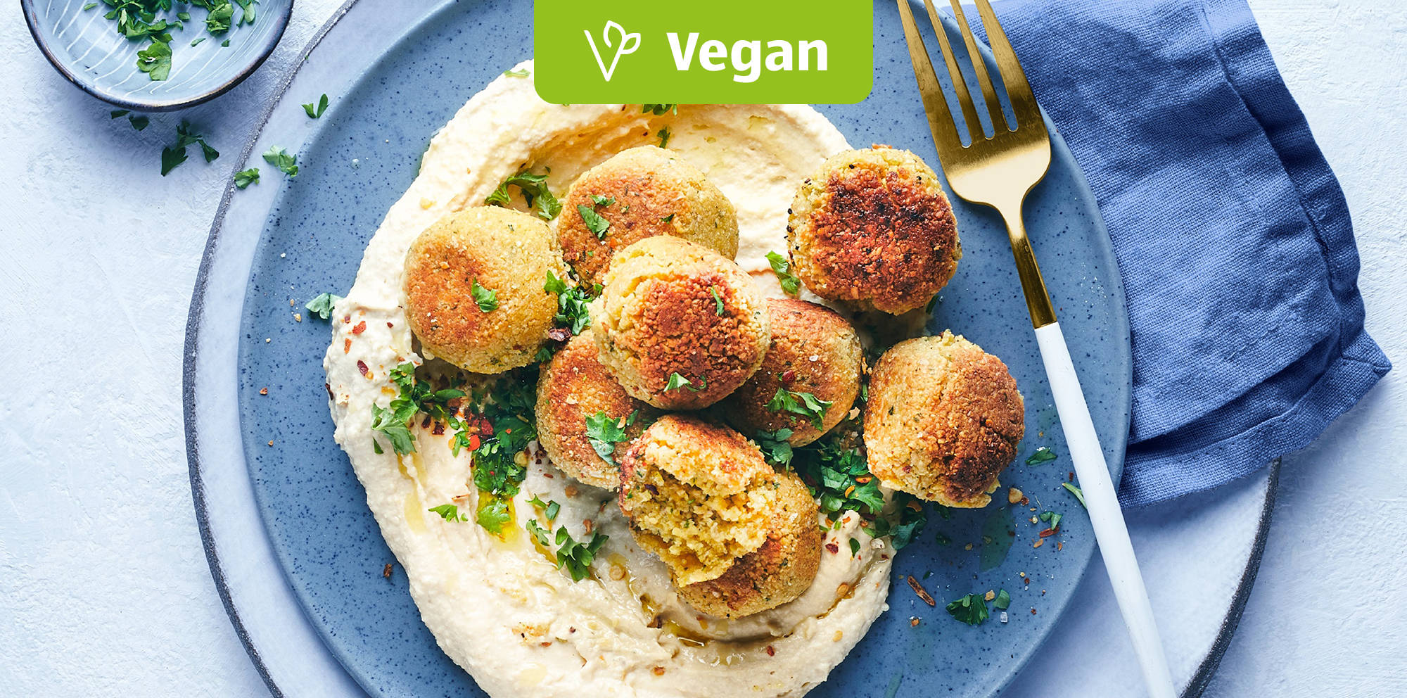 Orientalische Falafel mit Hummus-Dip.