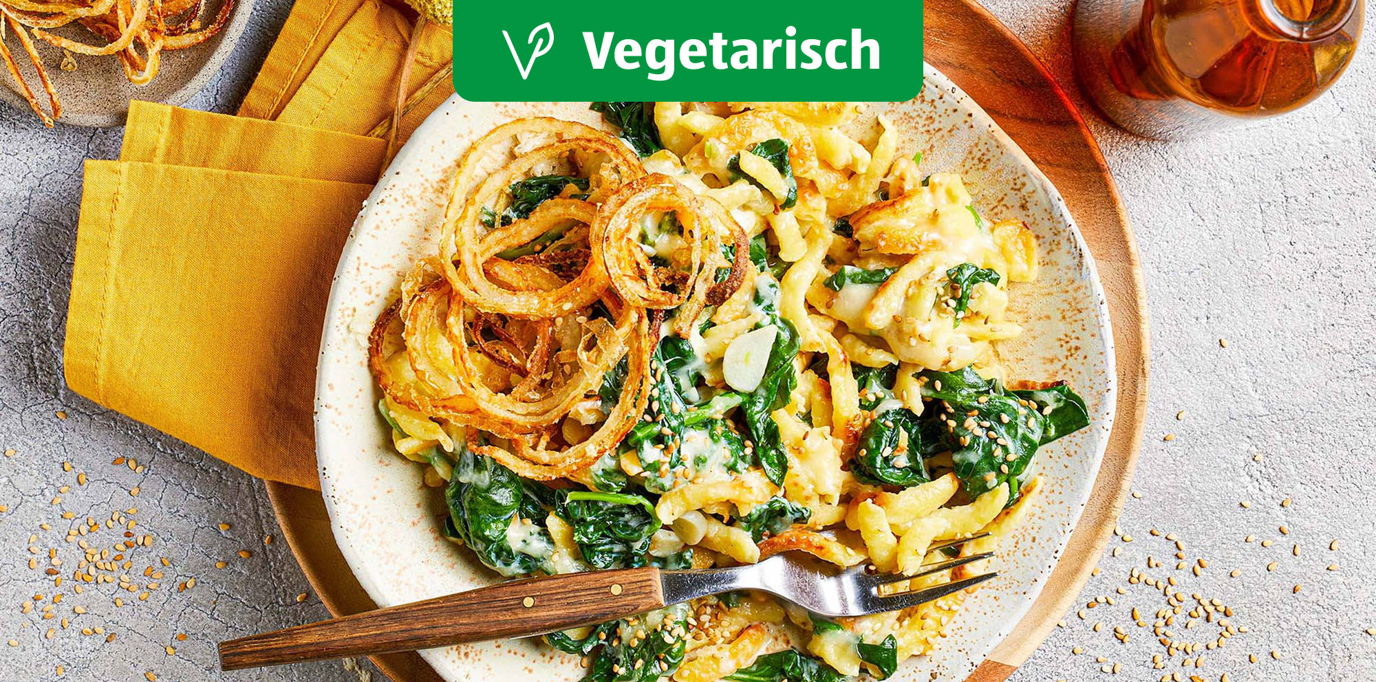 Spätzle mit Babyspinat und Röstzwiebeln.