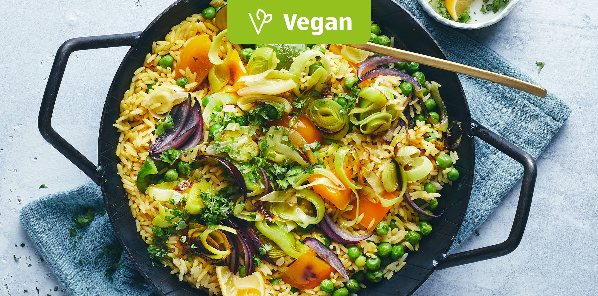 Bunte vegane Reispfanne mit Gemüse.