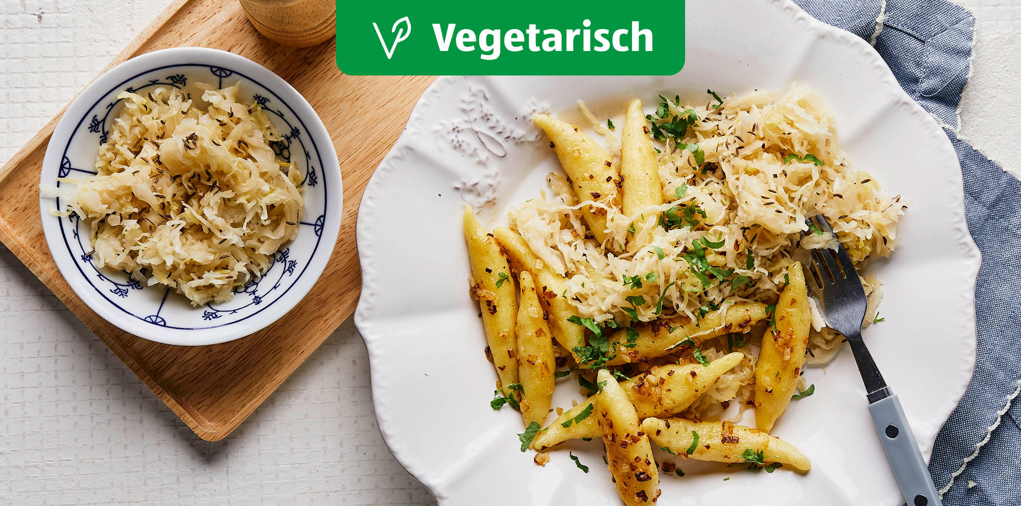 Vegetarische Kartoffelknödel mit Sauerkraut.