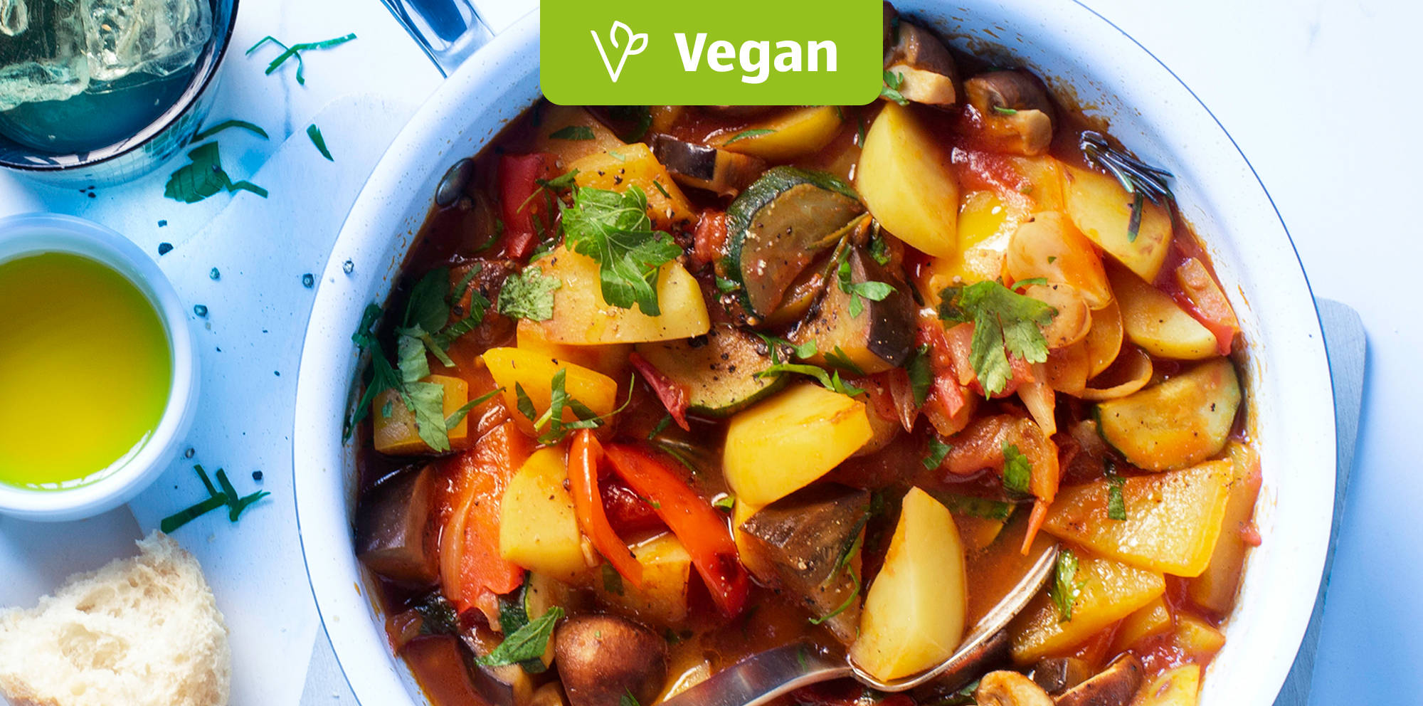 Bunter veganer Gemüseeintopf in einer Schale.