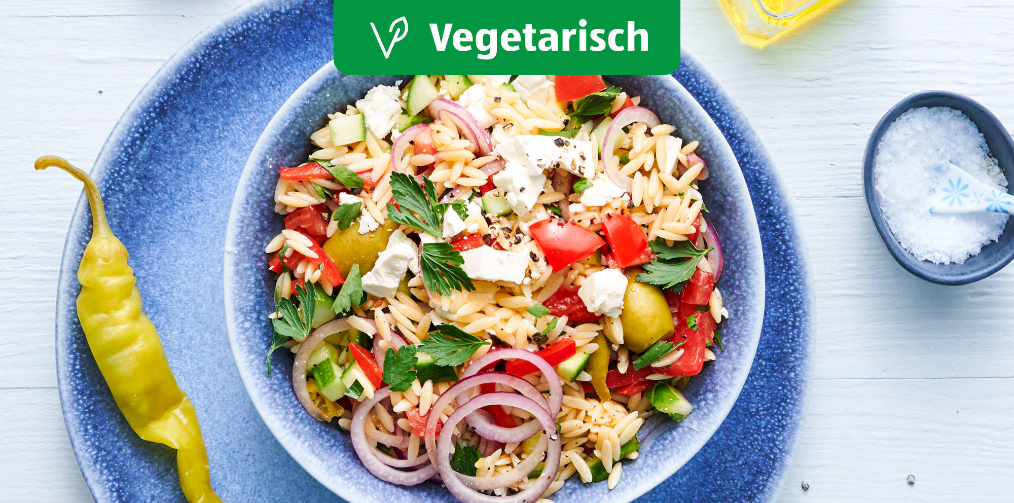 Bunter vegetarischer Reissalat mit Feta.