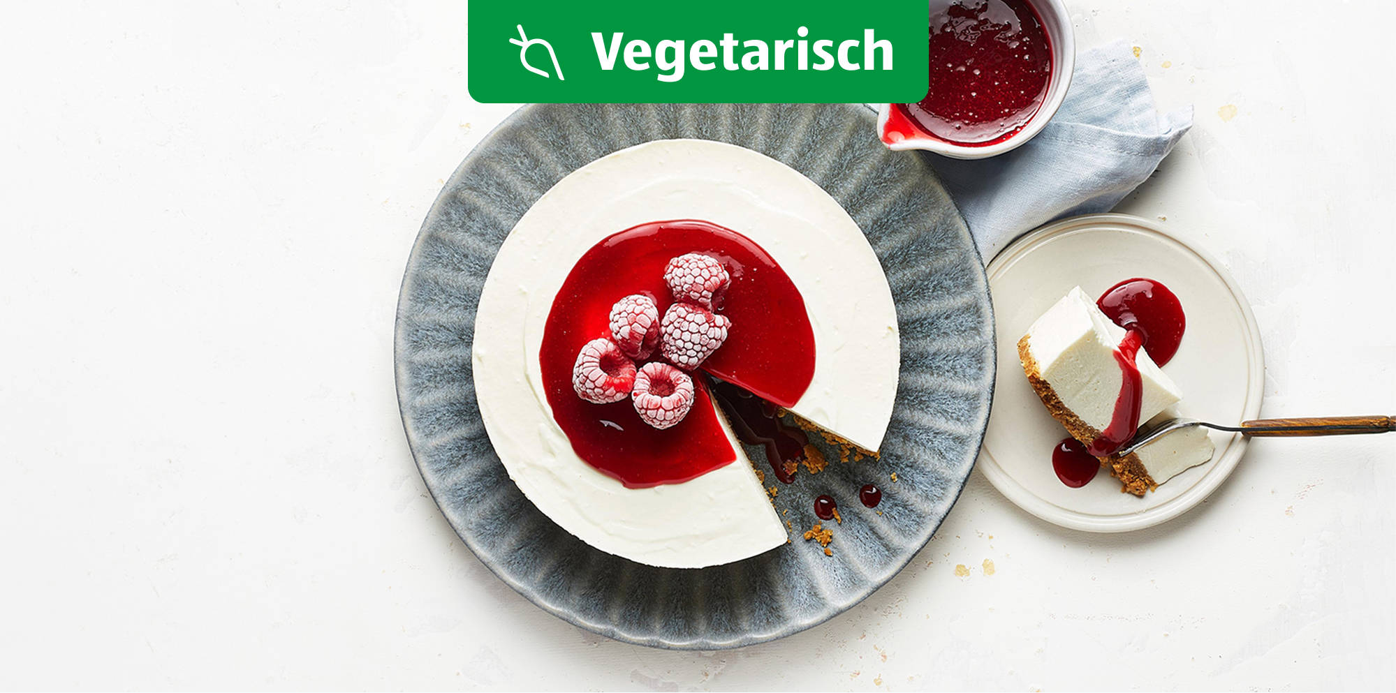 No-Bake-Cheesecake mit Himbeersauce.