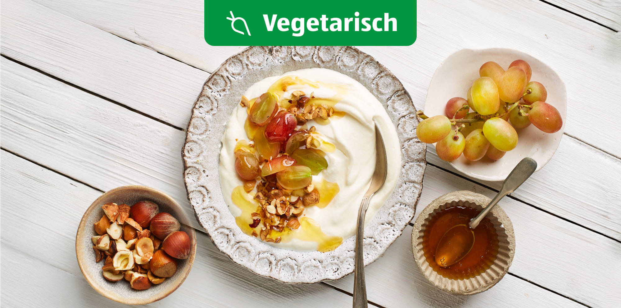 Griechischer Joghurt mit Honig und Nüssen.