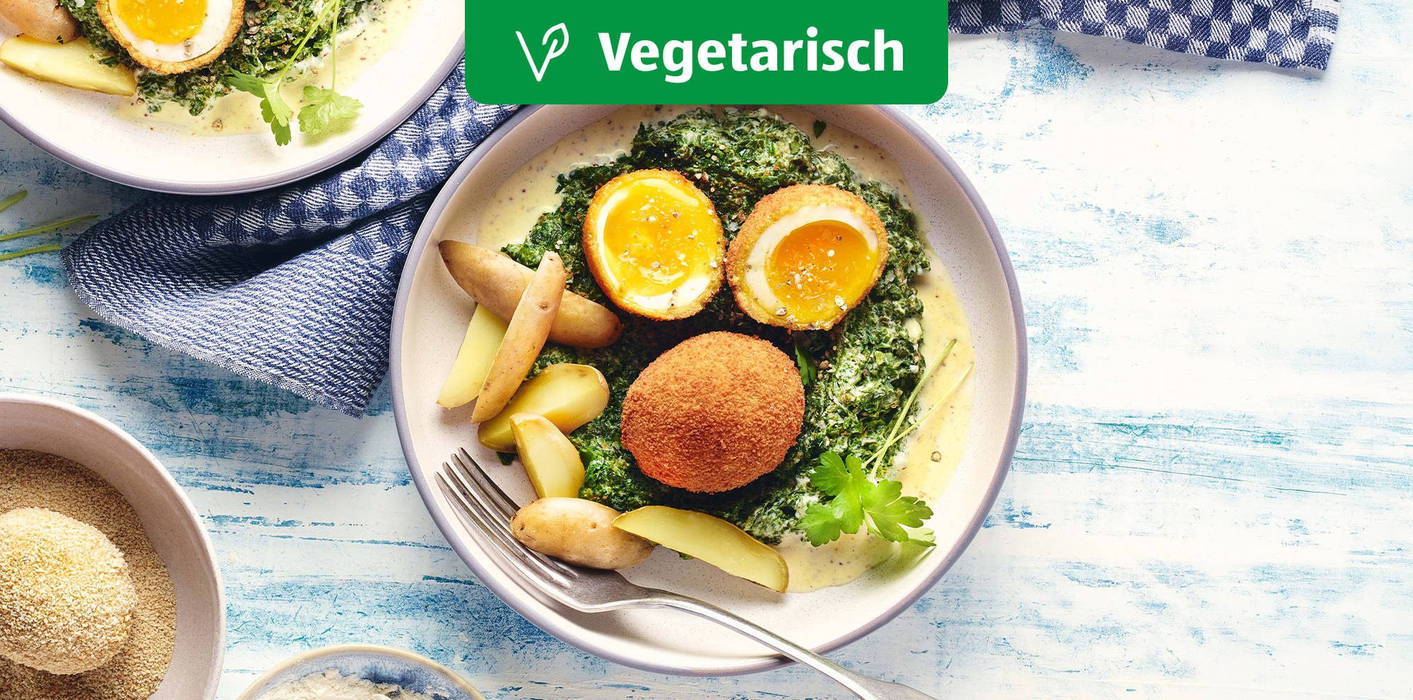 Gebackene Eier mit Rahmspinat, Senfschaumsauce und Salzkartoffeln.